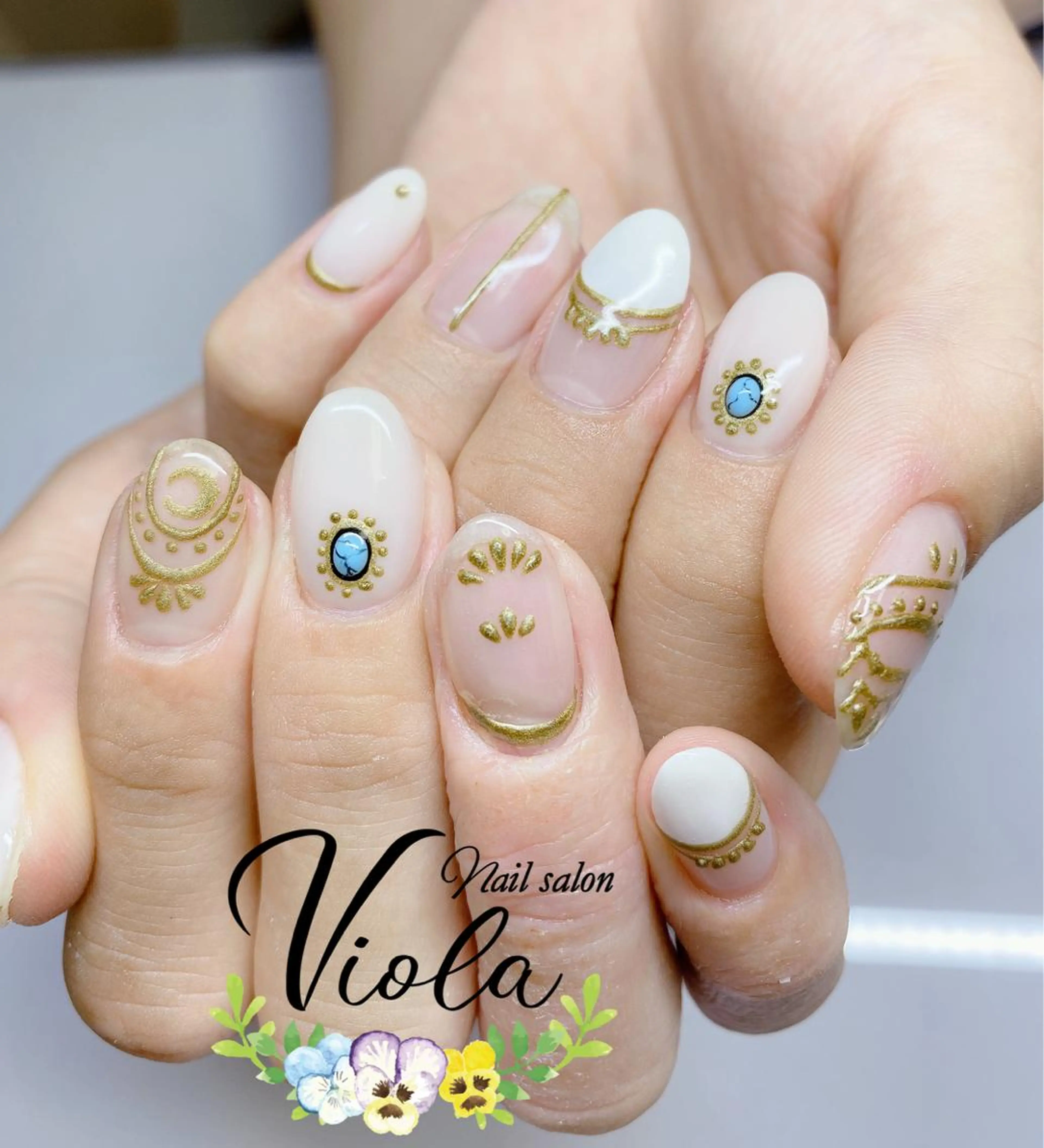 ネイル アートネイル ゴールド ぷっくりネイル ハンドネイル Nailsalon Viola所属・ネイルサロン Violaのネイルデザイン