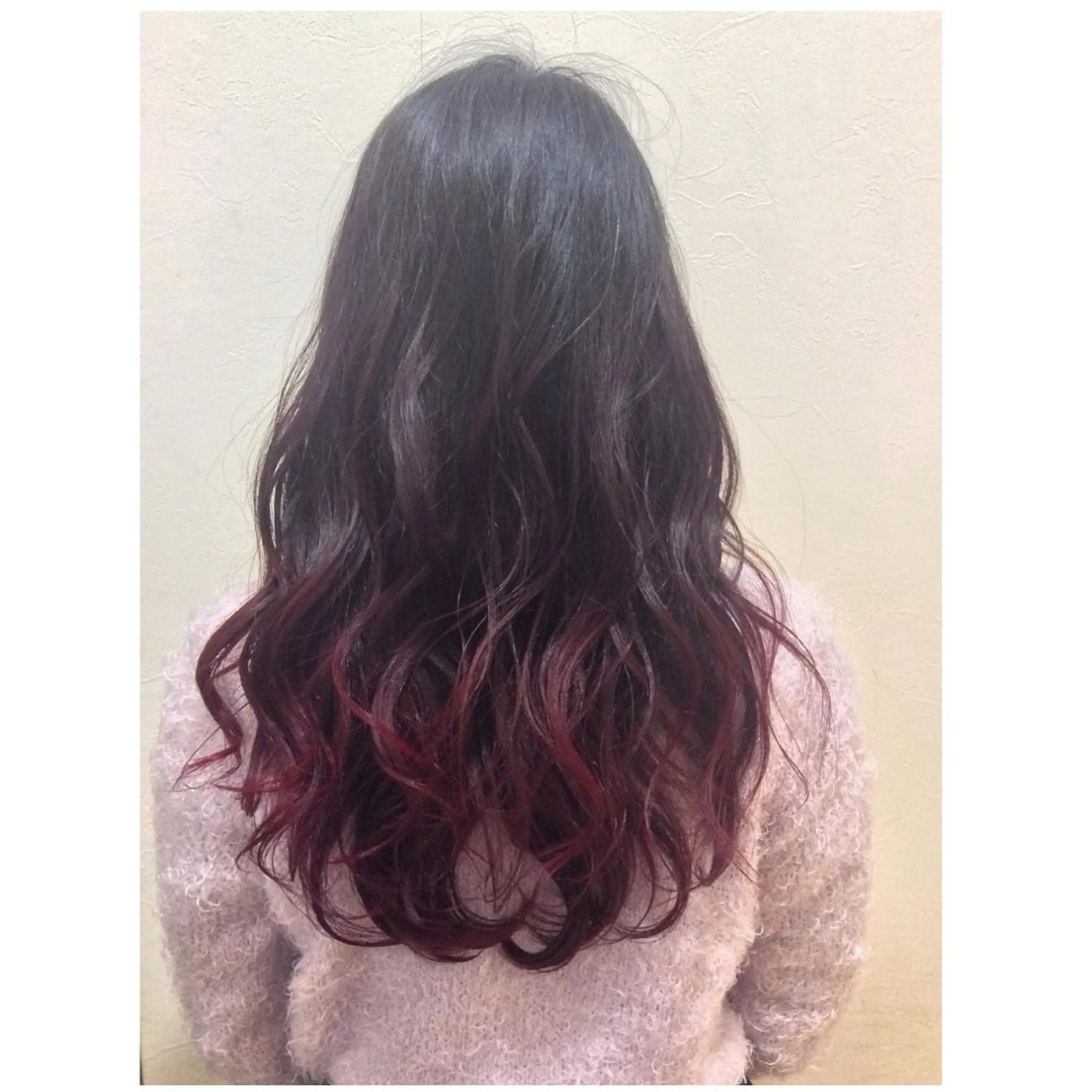 ミディアム アッシュ TOMOYAレイヤー ブリーチ縮毛矯正のヘアスタイル