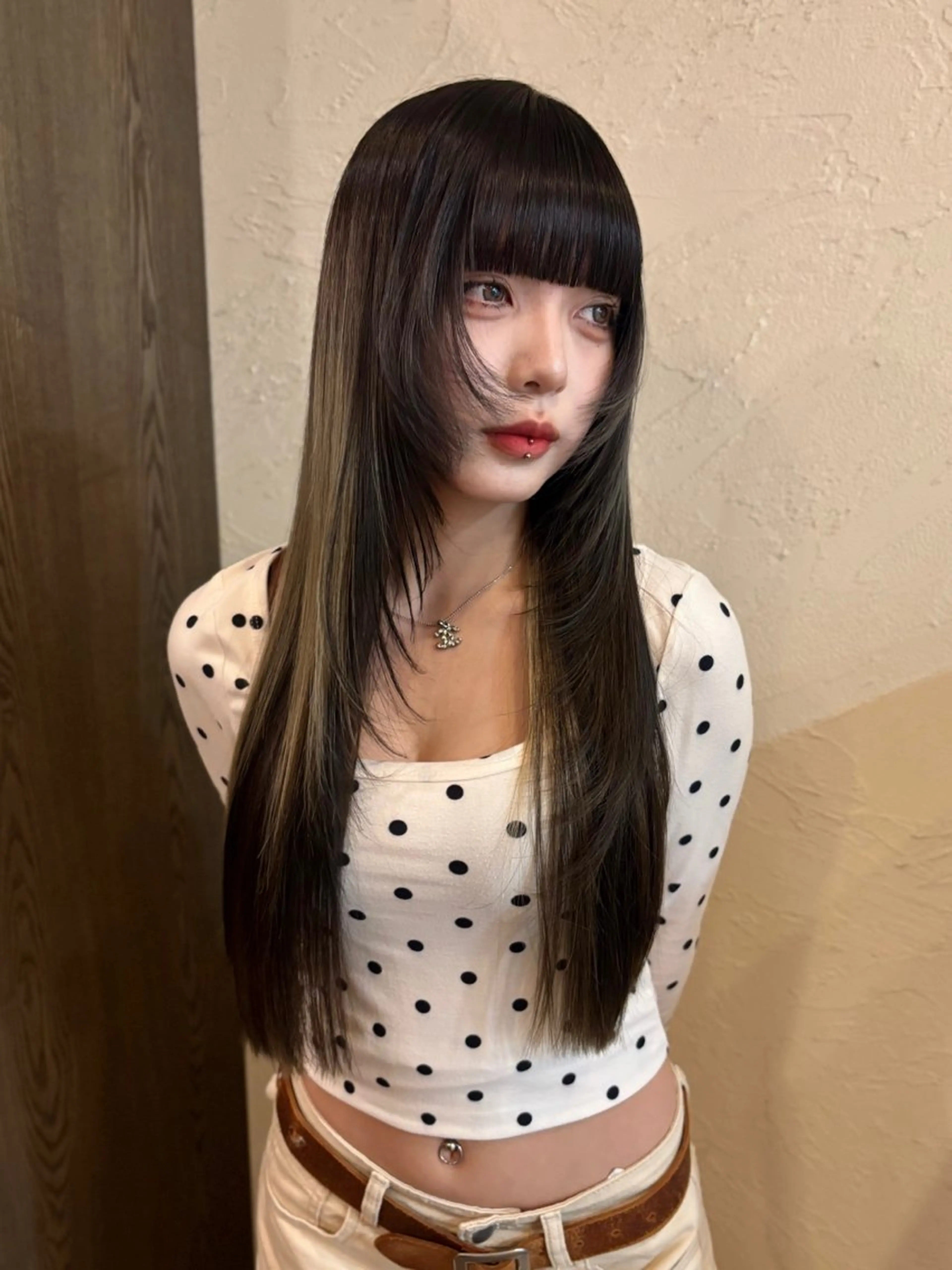 ロング 顔まわりレイヤー レイヤーカット ハイトーン/デザイン カラー/るいのヘアスタイル