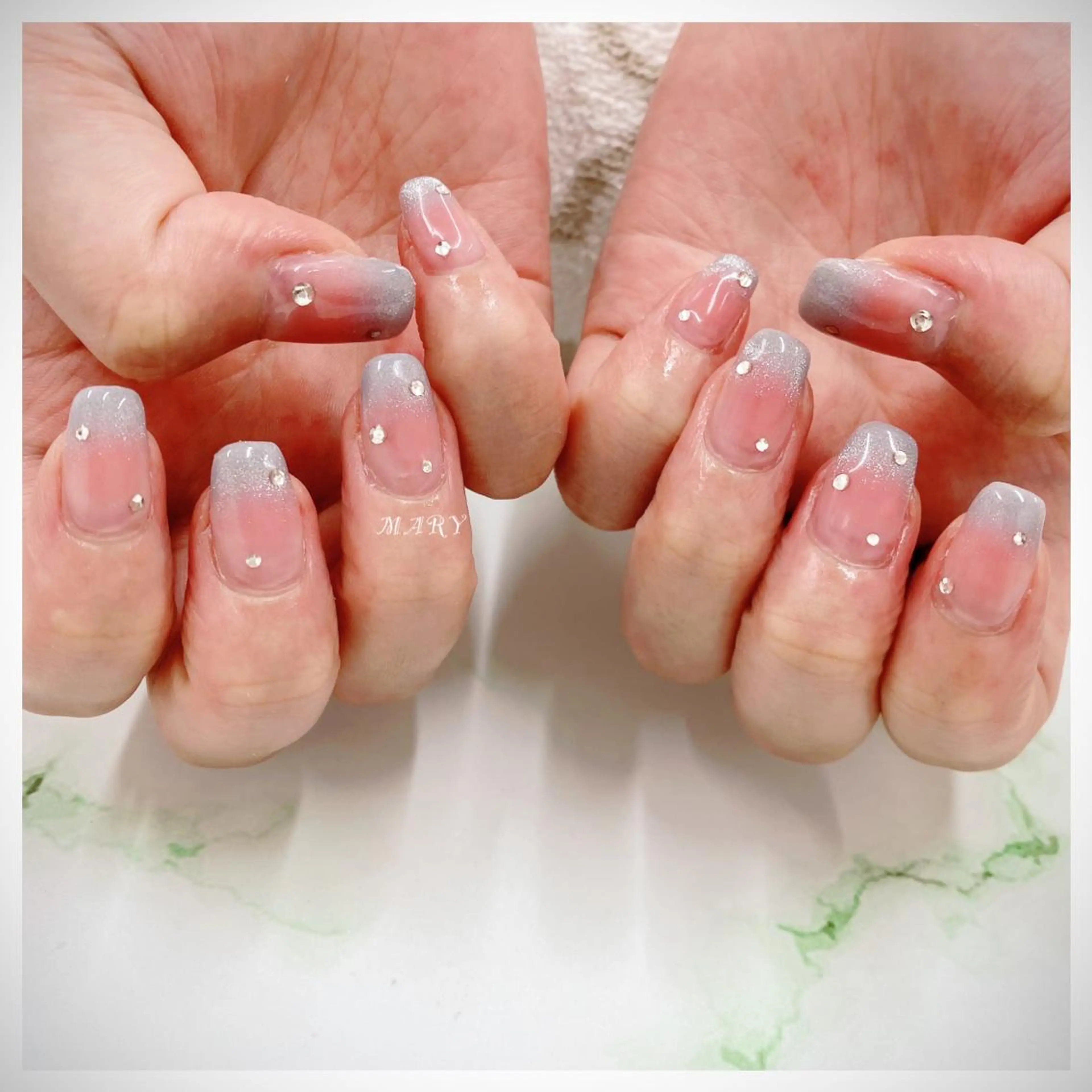 ネイル チークネイル グラデーション マグネットネイル ニュアンスネイル ハンドネイル Mary nail所属・Mary nail .narumiのネイルデザイン