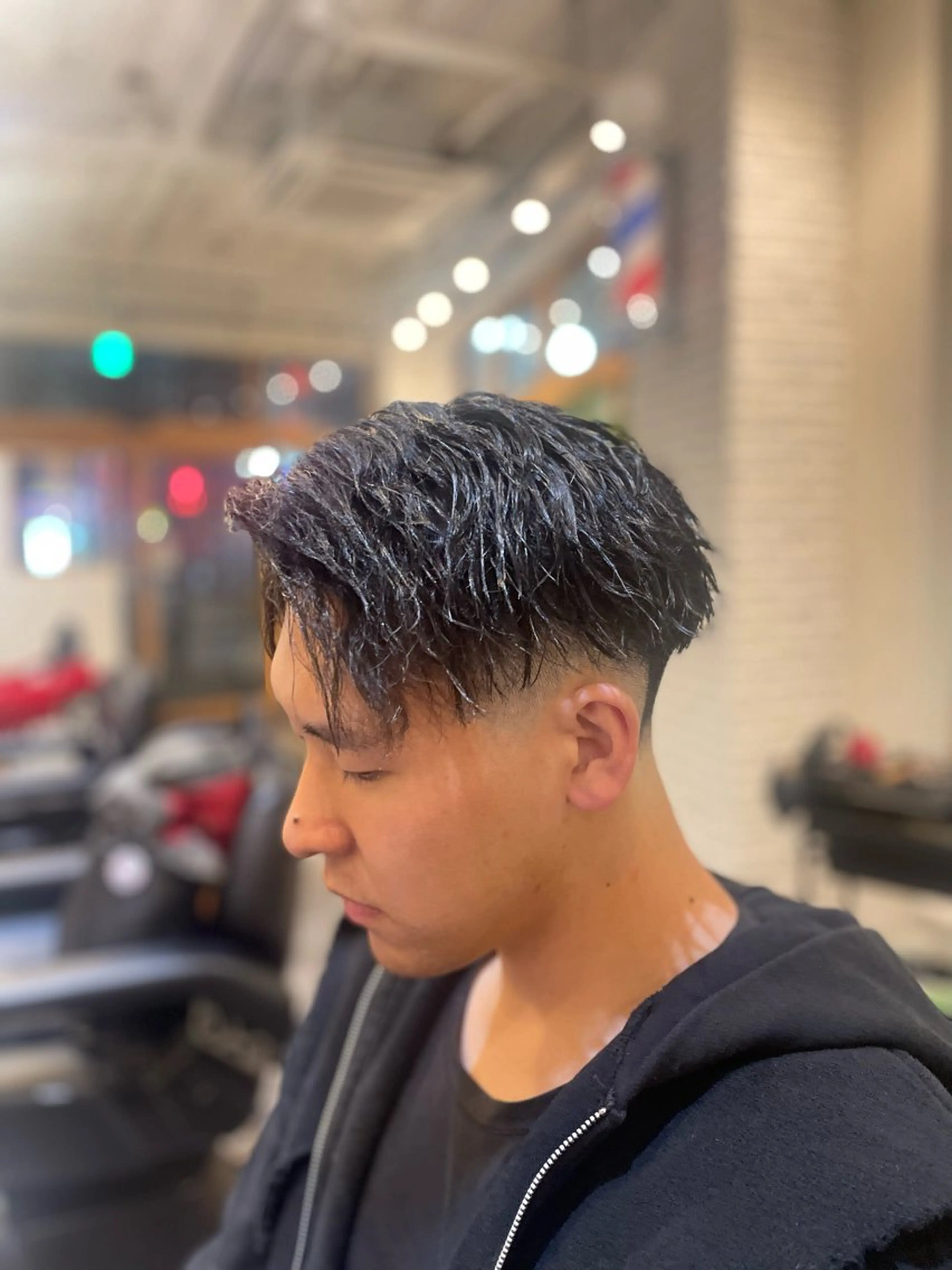 ミディアム パーマ メンズ ミディアムパーマ フェードカット メンズパーマ スキンフェード メンズツイストパーマ Smilehair国分寺店所属・【メンズサロン】樽井 美月のヘアスタイル