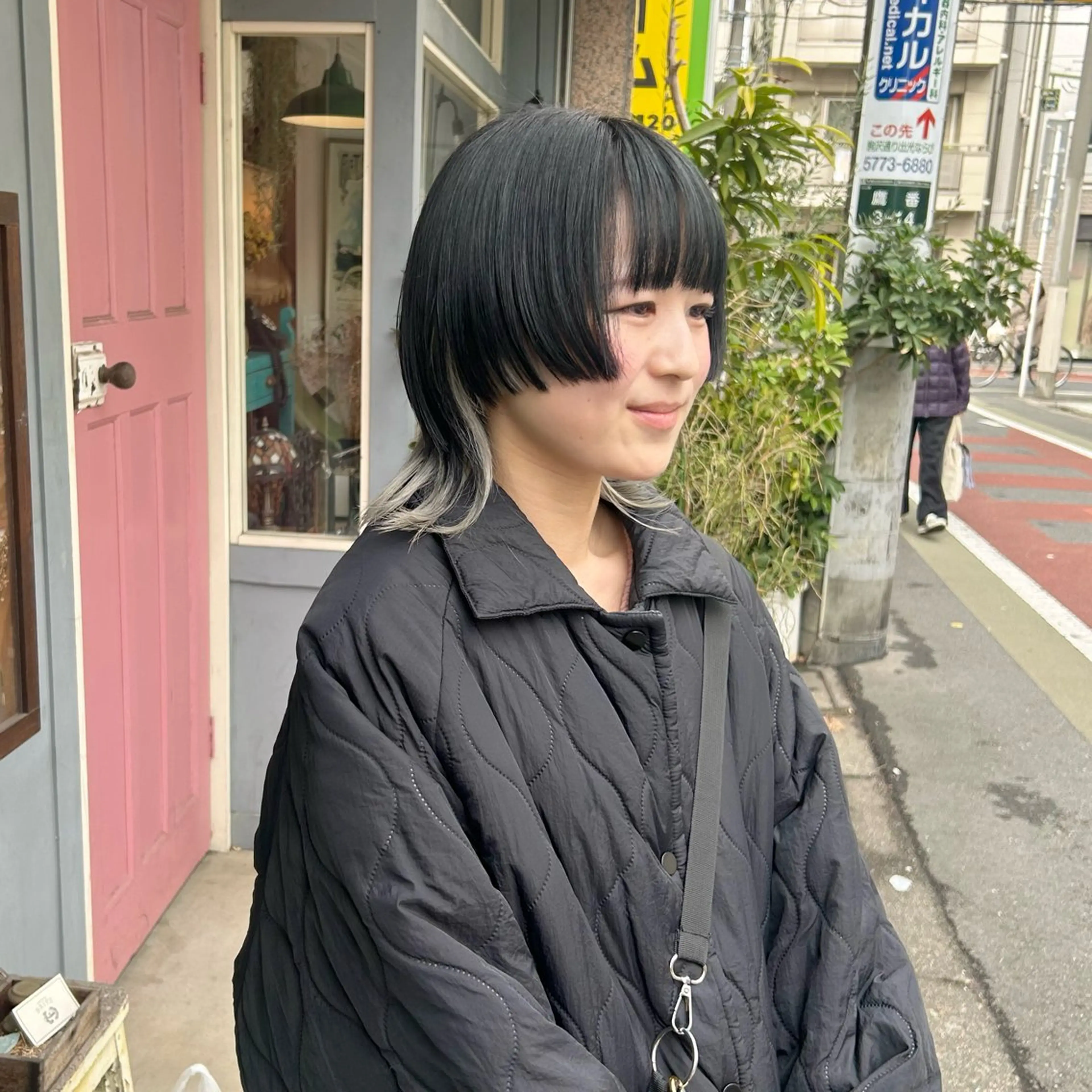 ショート カラー インナーカラー シルバー カット ヘアカラー トリートメント ヘッドスパ BRITS 渡辺 菜々子のヘアスタイル