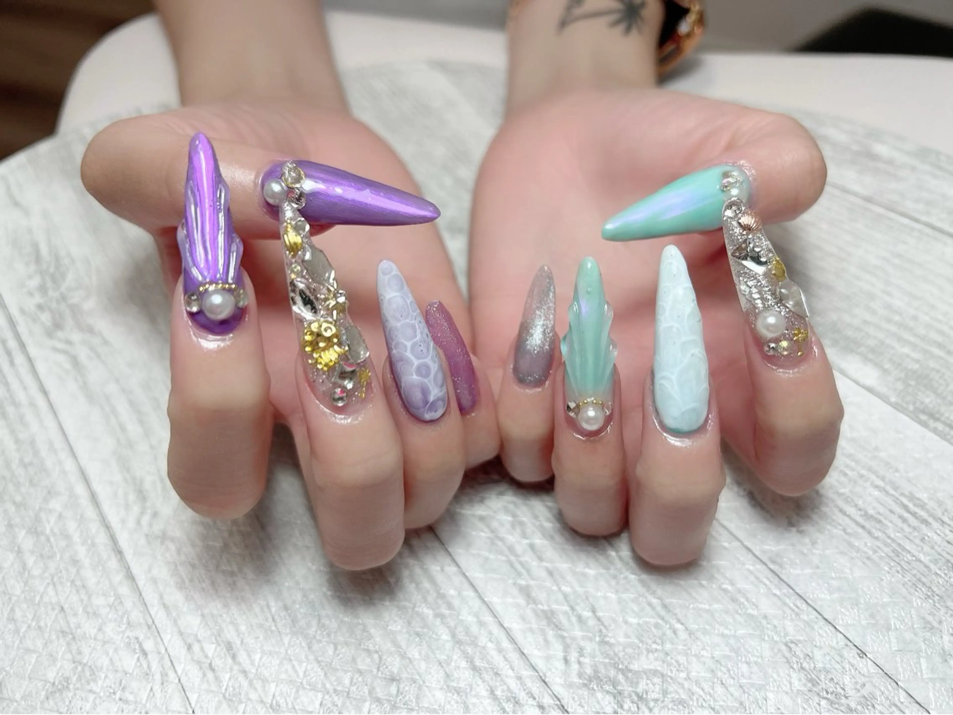 ネイル グリーン スカルプネイル ハンドネイル シェヌネイル JURAのネイルデザイン