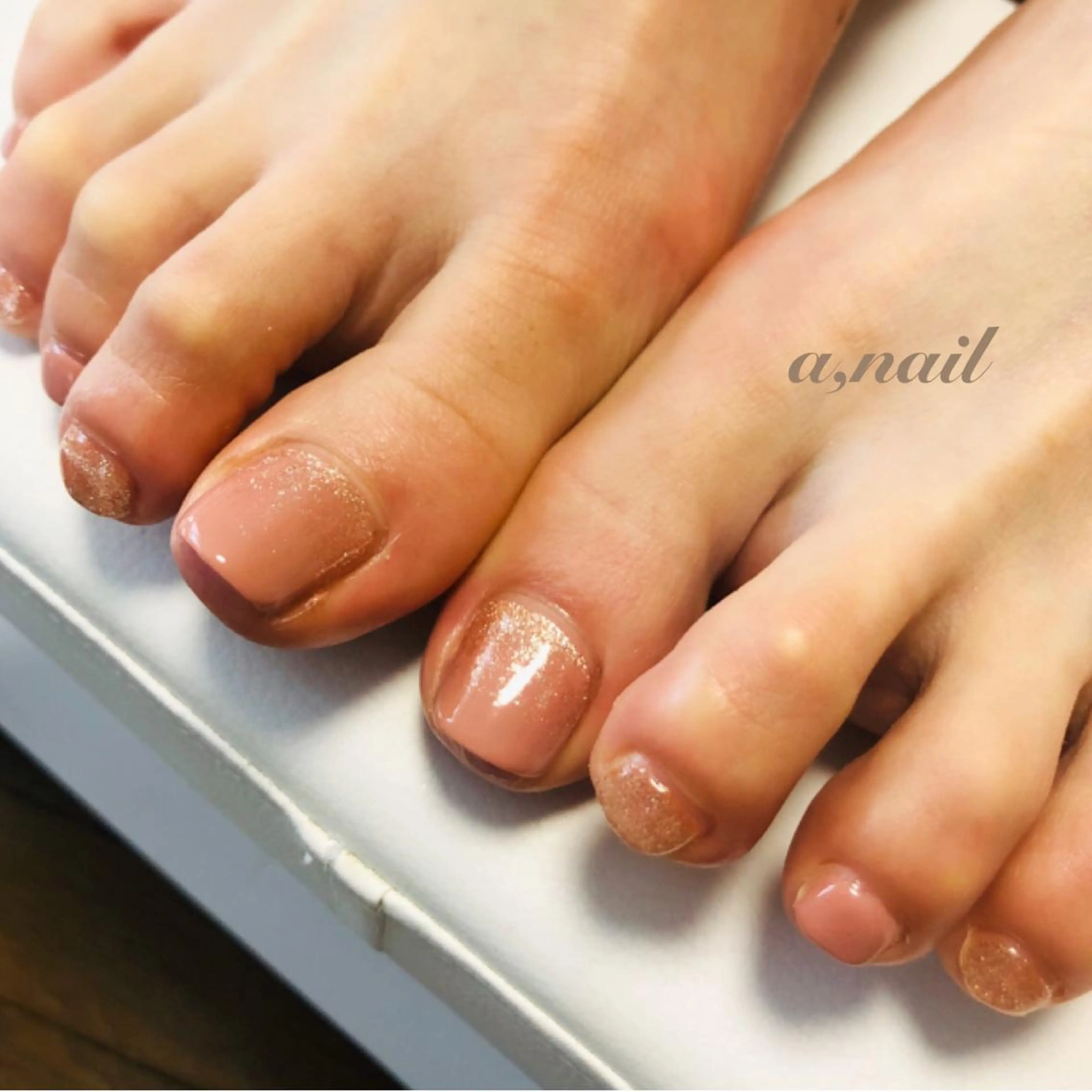 ネイル フットネイル ジェルネイル グラデーション ラメ(グリッター) オフィスネイル フットネイル ネイルサロン エーネイルのネイルデザイン
