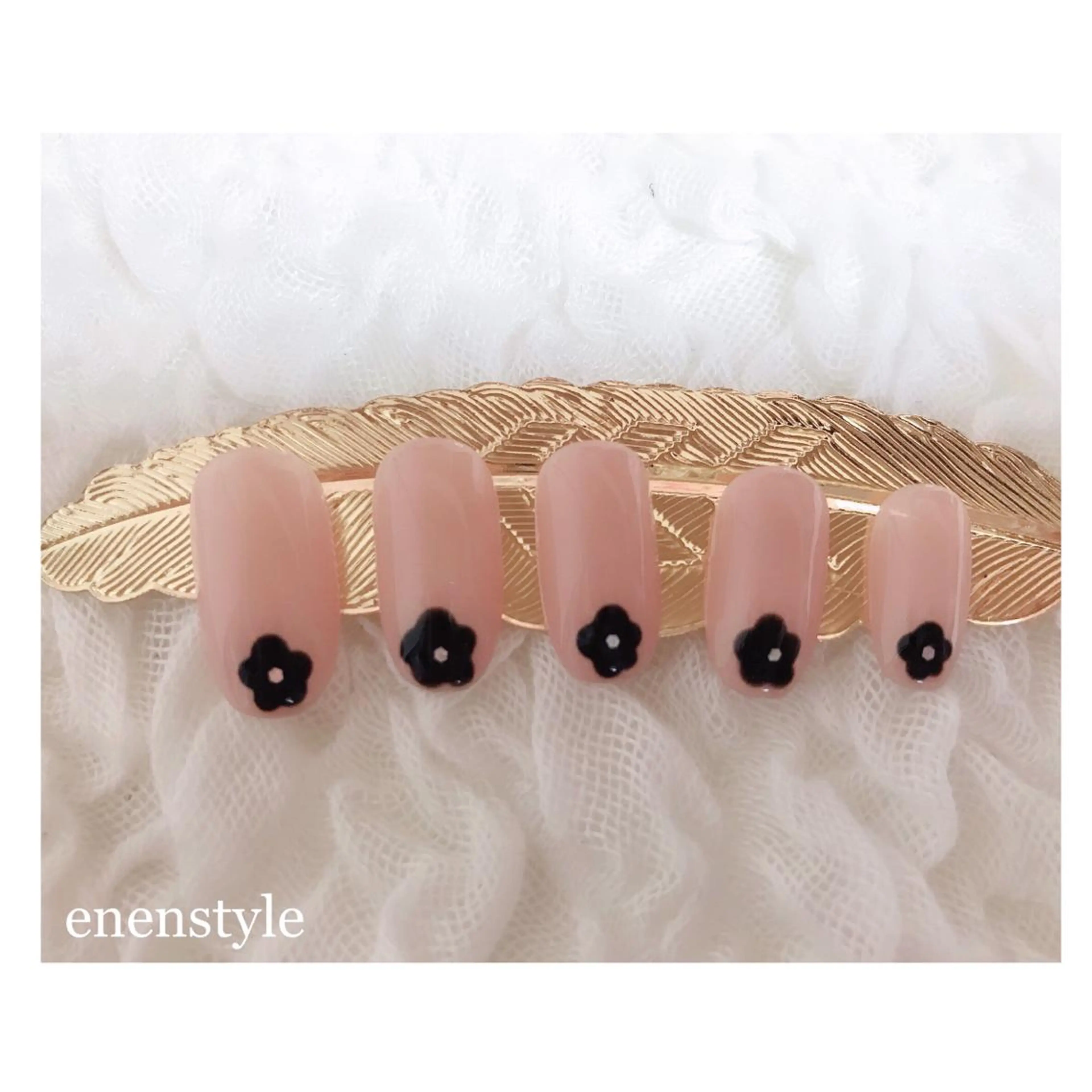 ショート ネイル フラワーネイル ジェルネイル ニュアンスネイル オフィスネイル シンプルネイル ハンドネイル 👑enen style👑のネイルデザイン