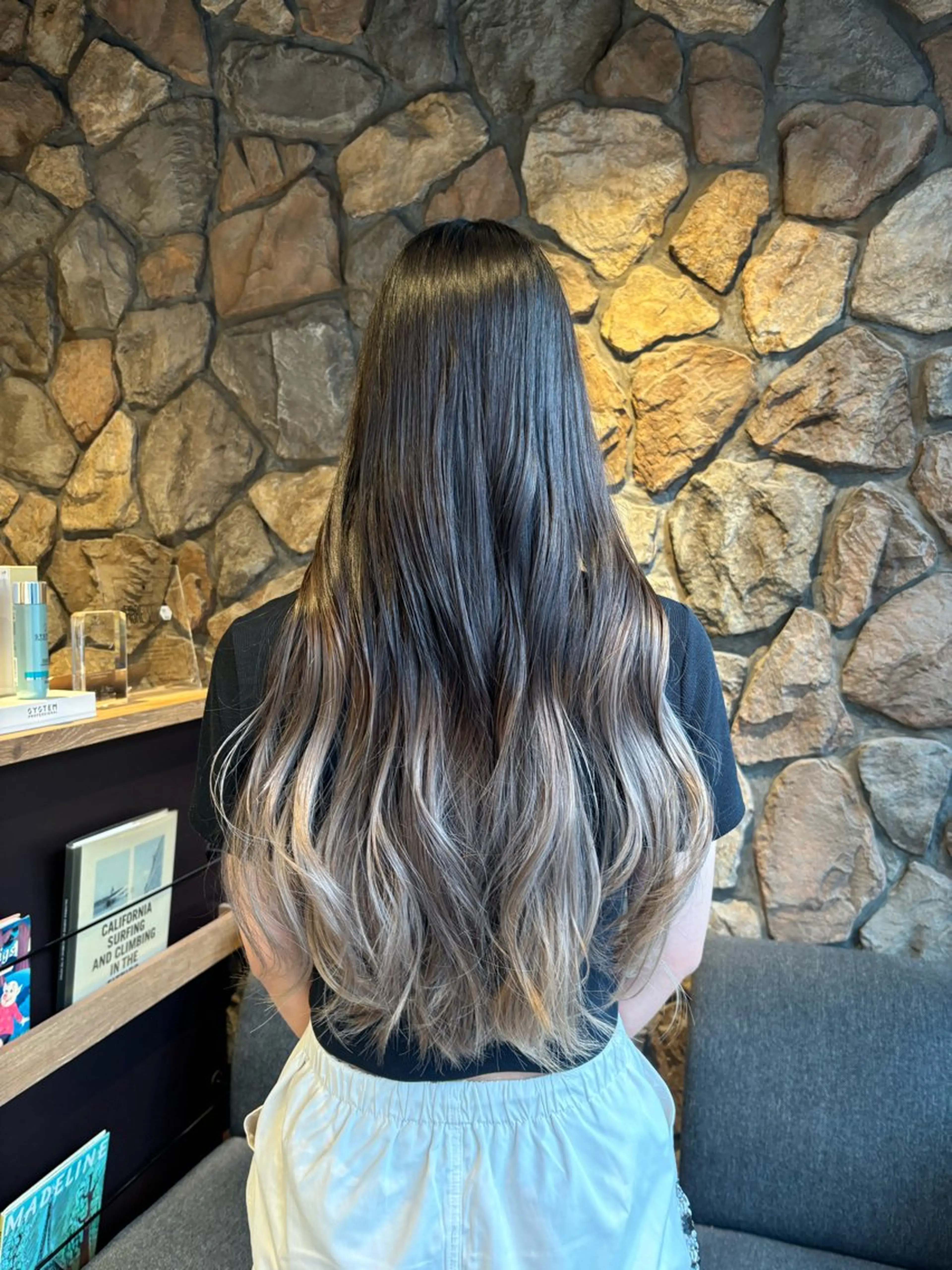 ロング ヘアカラー 小玉 唯依のヘアスタイル