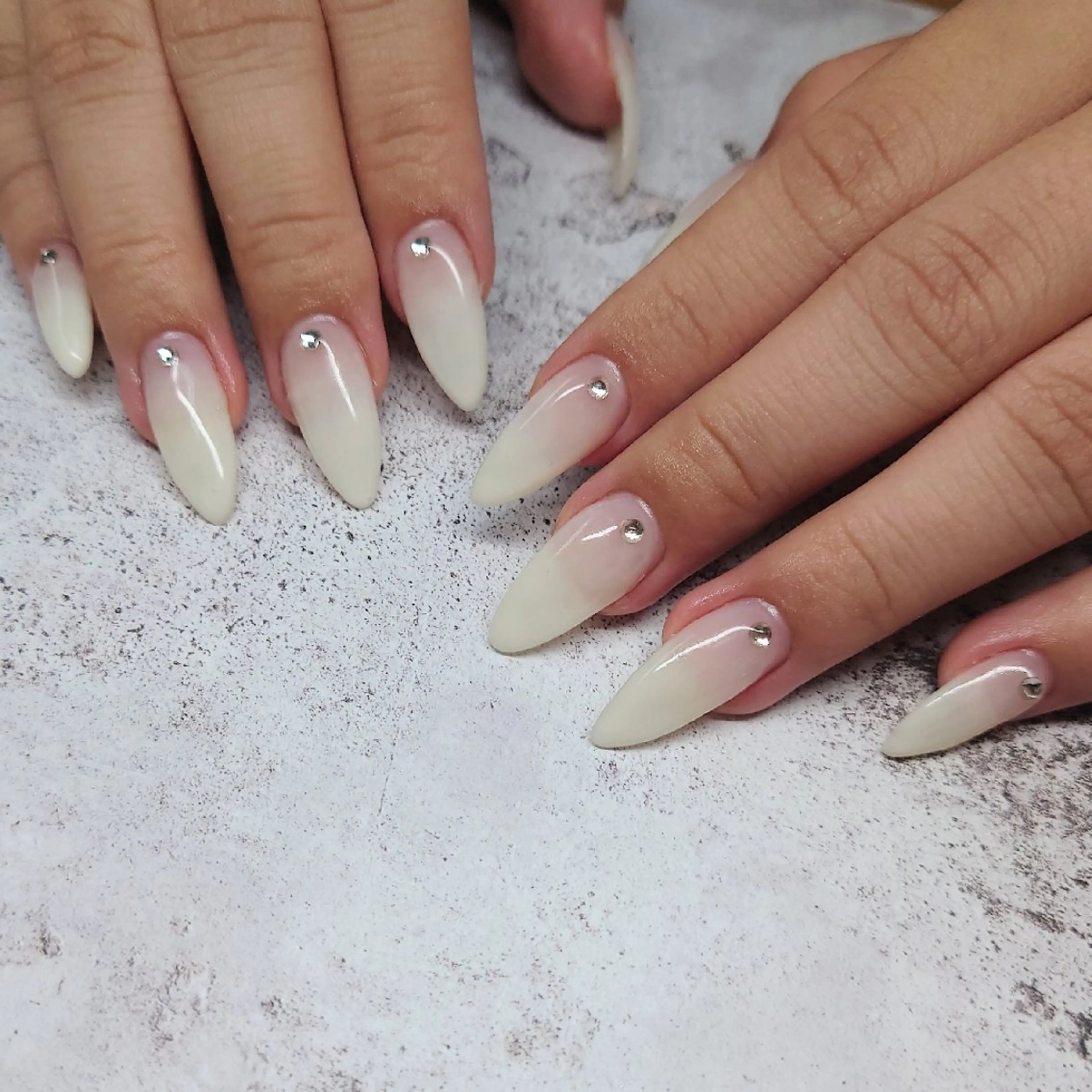 ネイル グラデーション ストーンネイル atelier -02tsuboのネイルデザイン