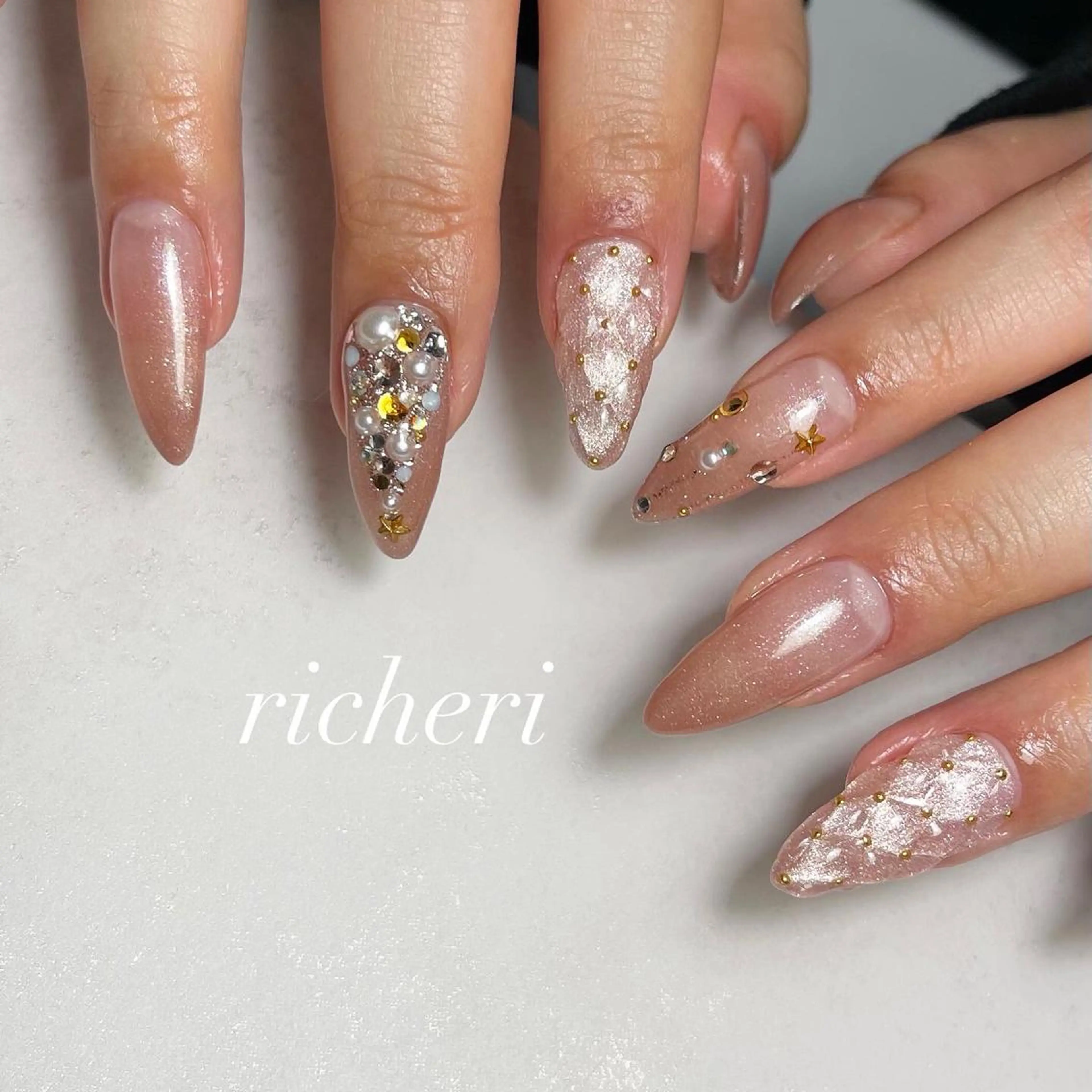 ミディアム ネイル 韓国風ヘア クリスマス アートネイル フレンチネイル ジェルネイル richeri beautyのネイルデザイン