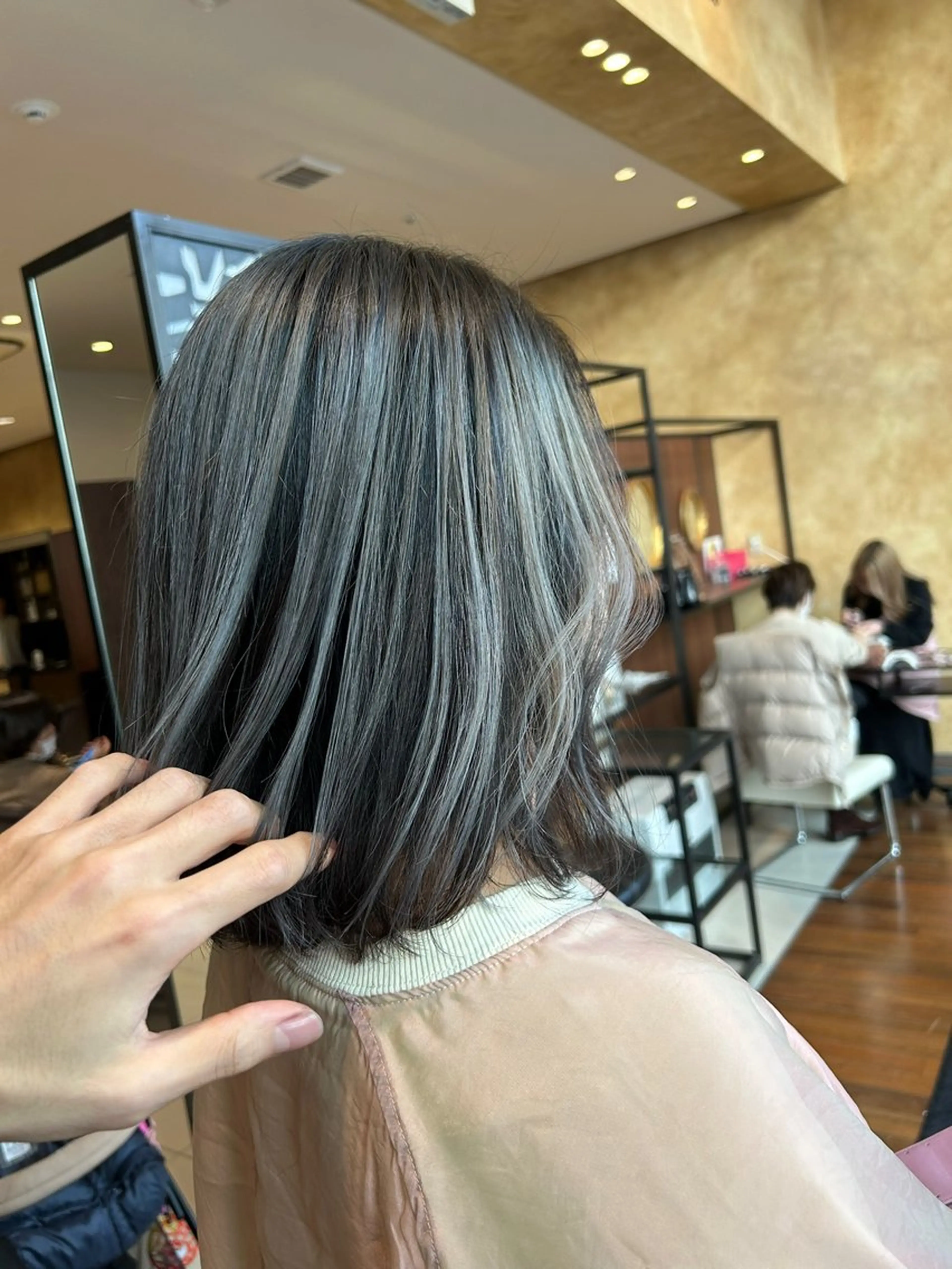 ミディアム ボブ モードケイズJR尼崎 トップサロンdのヘアスタイル