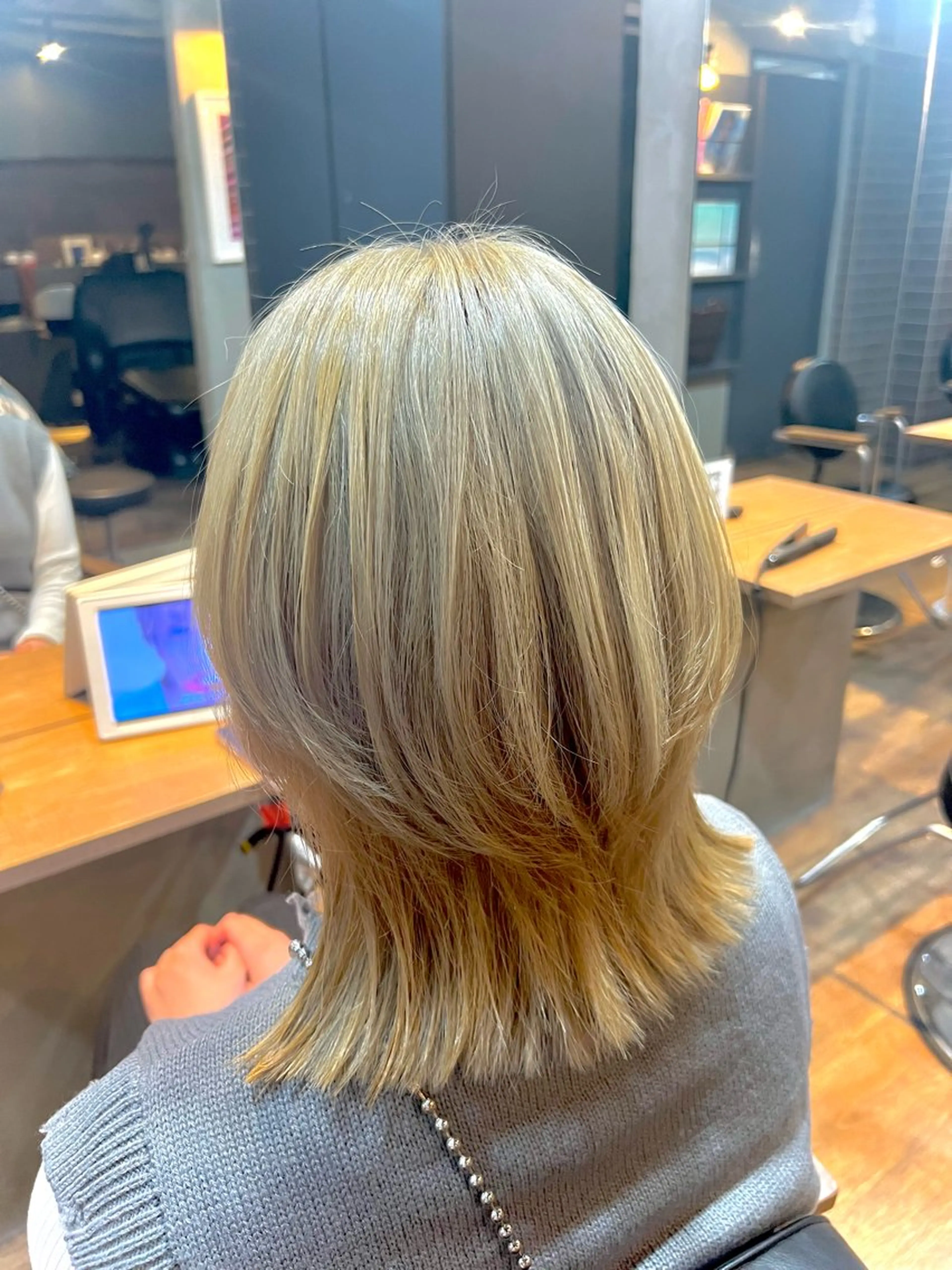 ミディアム カラー Eleanor spa&treatment 札幌店内にあるシェアサロン【WHITE】所属・シルクハイトーン / 髪質改善🦋MIKUのヘアスタイル