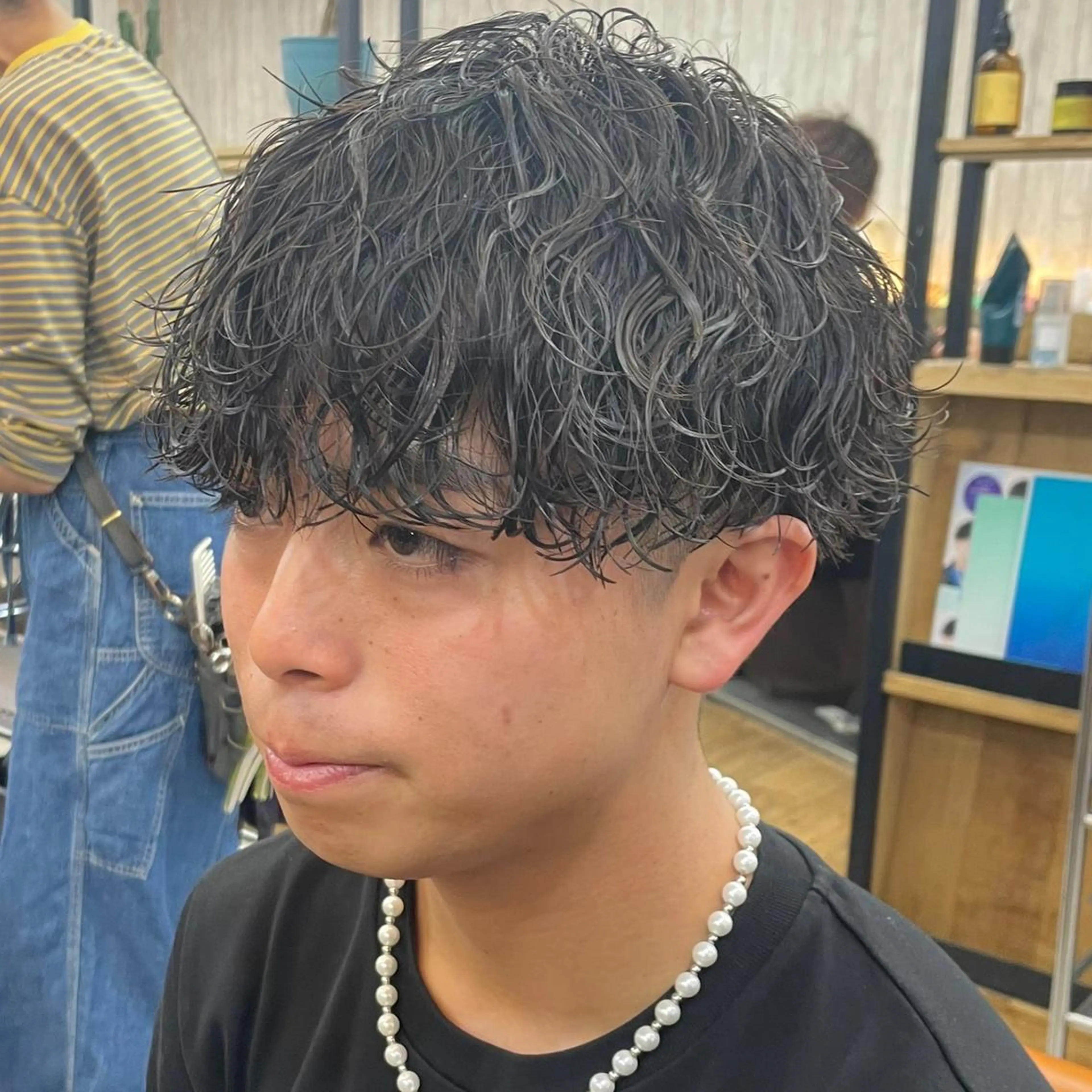 パーマ メンズ メンズブリーチ センターパート メンズハイライト メンズインナーカラー メンズ韓国風 カット パーマ N° anfeel 渋谷🪞🫧のヘアスタイル