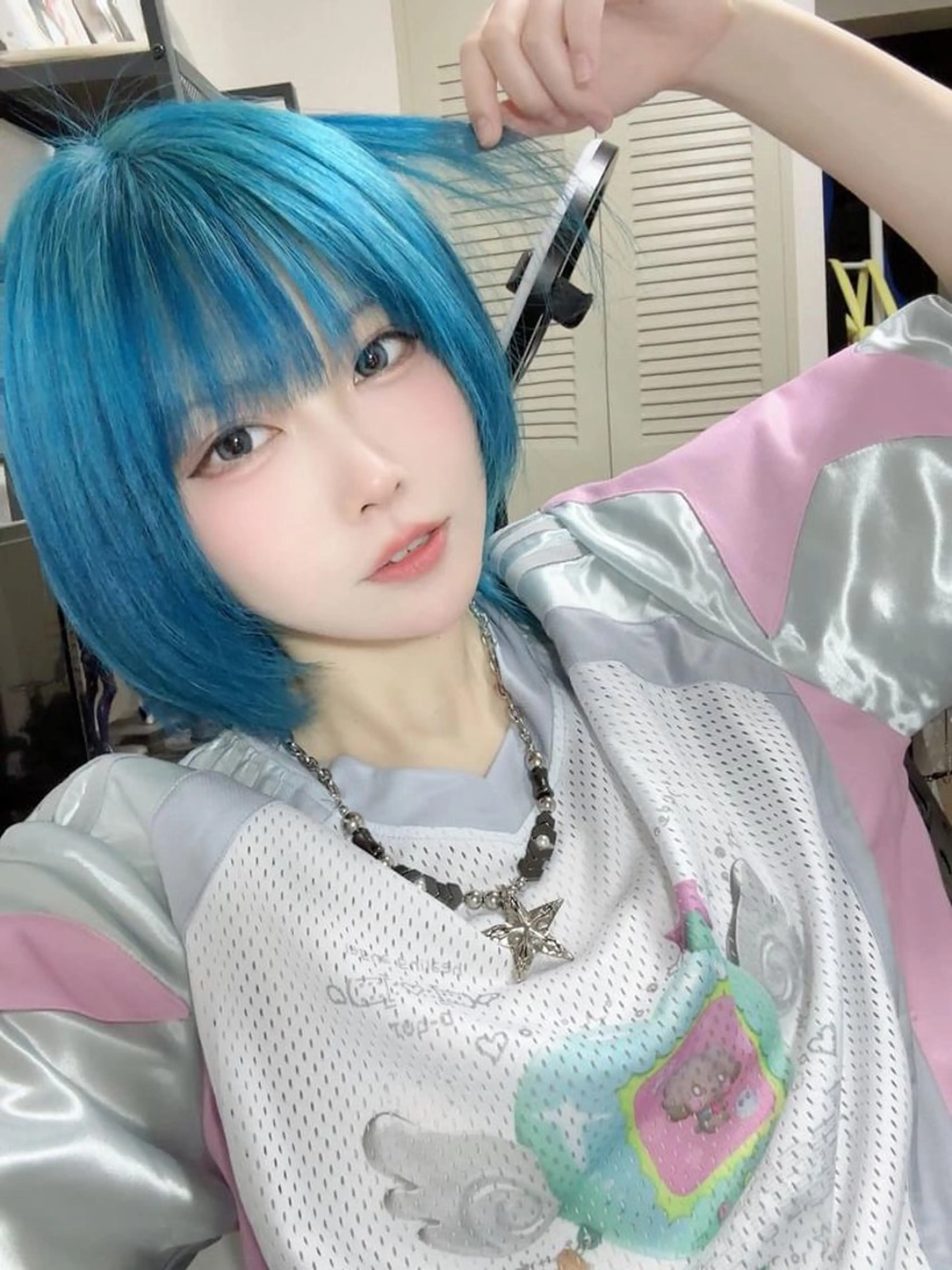 ミディアム カラー ブルーカラー ホワイト&レイヤーカ ットエクステ長畠俊輔のヘアスタイル