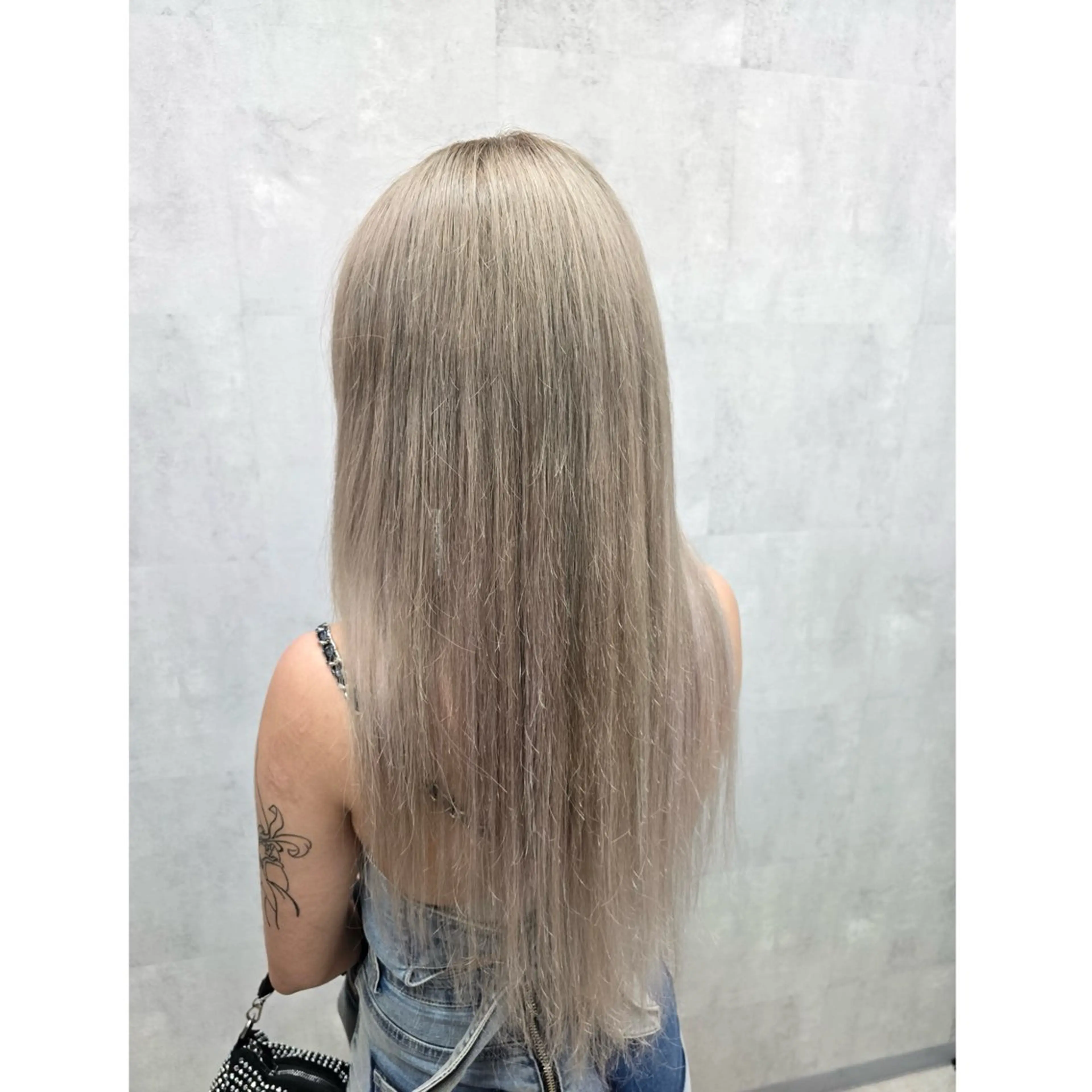 ロング カラー シールエクステ アッシュ ベージュカラー エクステ 編み込みエクステ/ ハイトーン りょすけのヘアスタイル