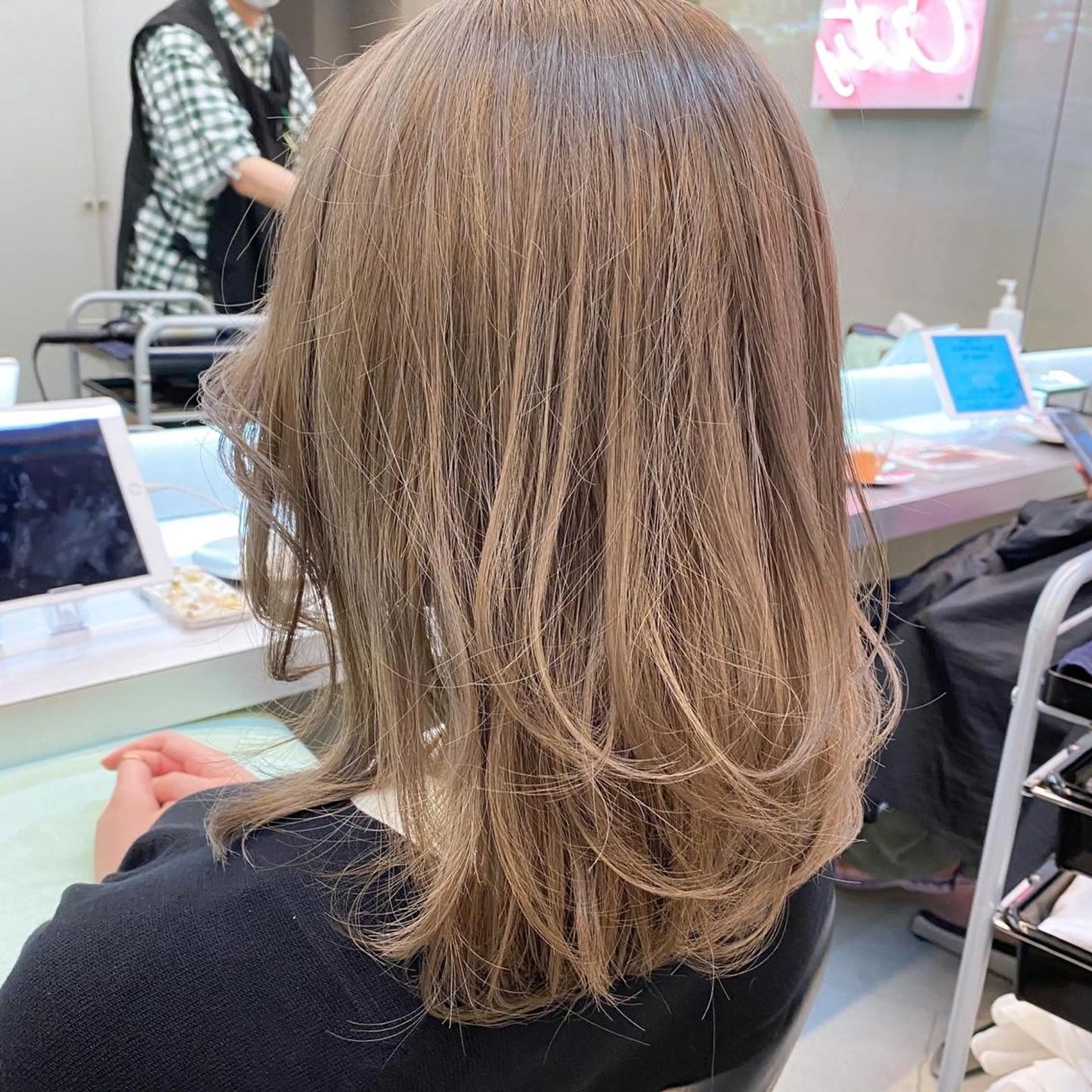 ミディアム カラー 岡野 静華のヘアスタイル