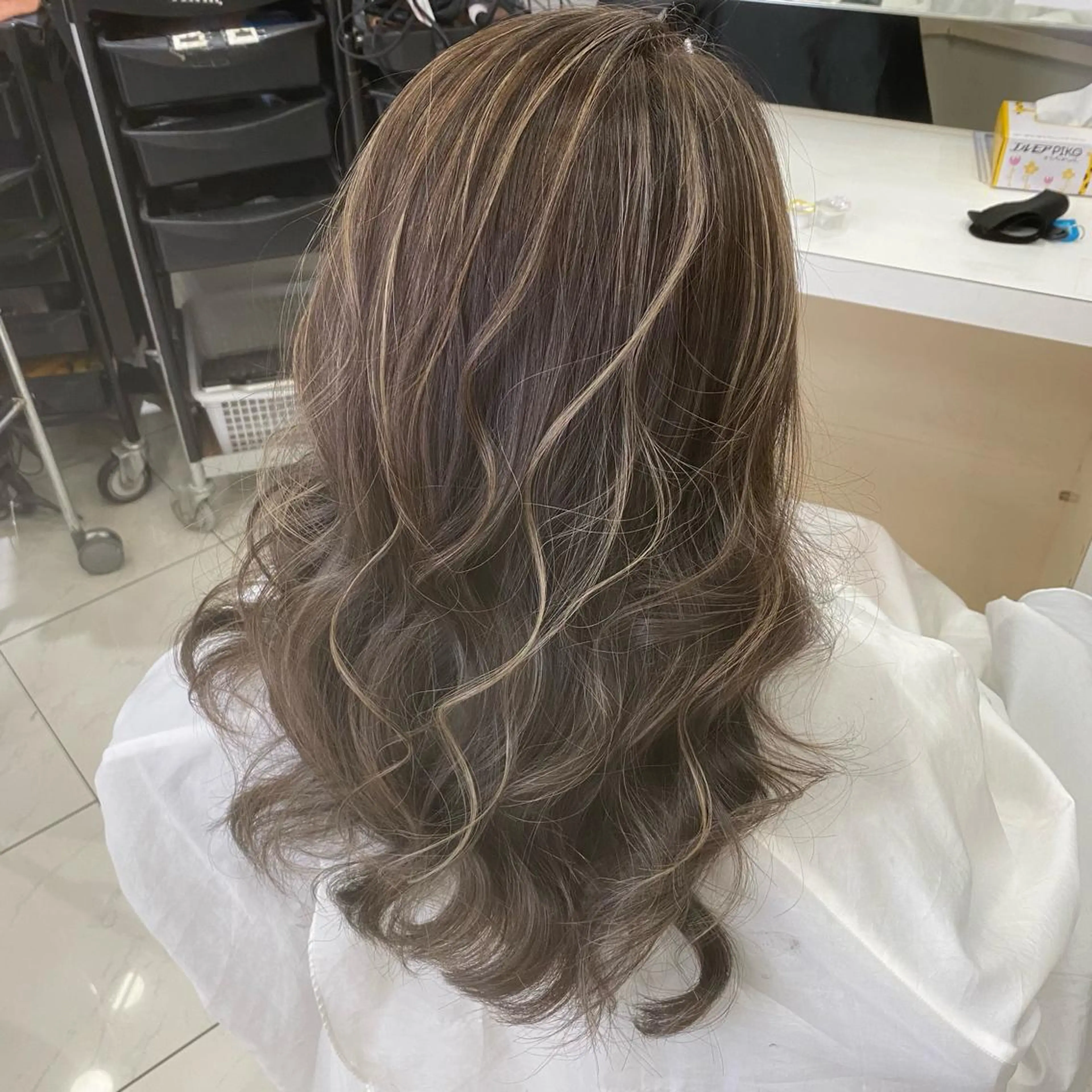 ロング カラー シールエクステ特化 ハイトーン、NANAのヘアスタイル