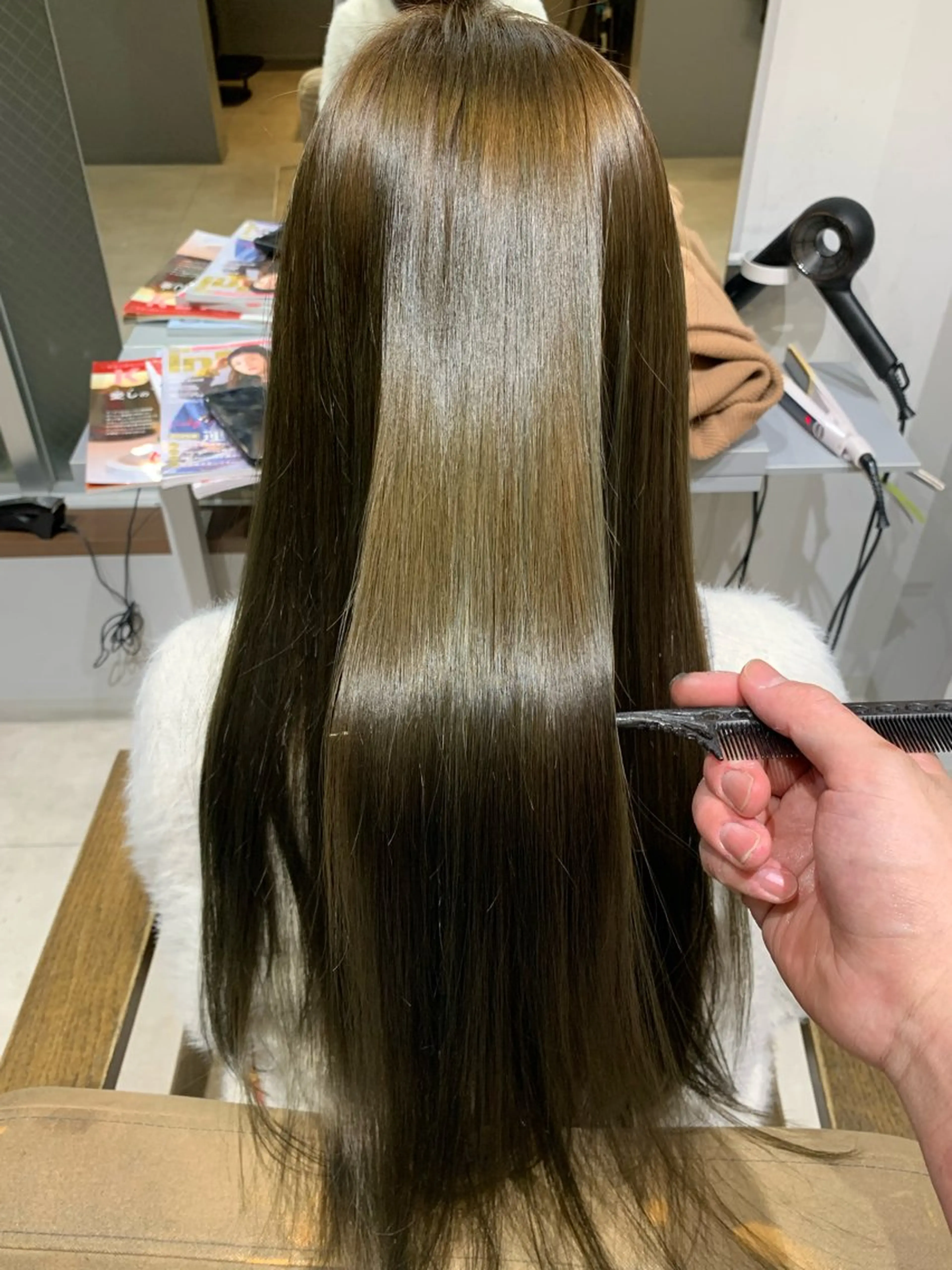 ロング カラー ベージュカラー オリーブベージュ エマ・ピボット所属・西川 和のヘアスタイル