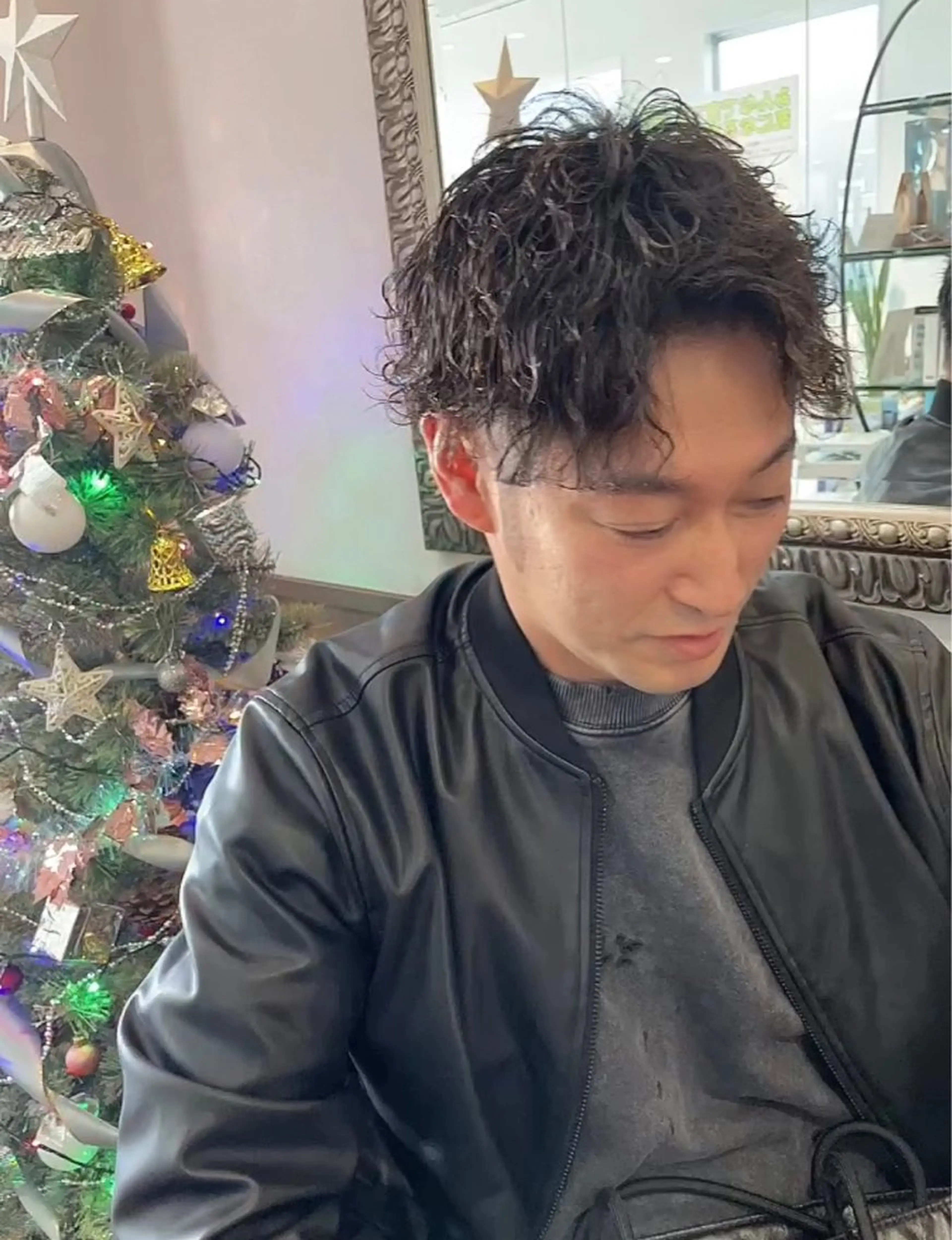 ショート パーマ メンズ アップバング メンズパーマ ツイストスパイラルパーマ スパイラルパーマ 福見 美保のヘアスタイル