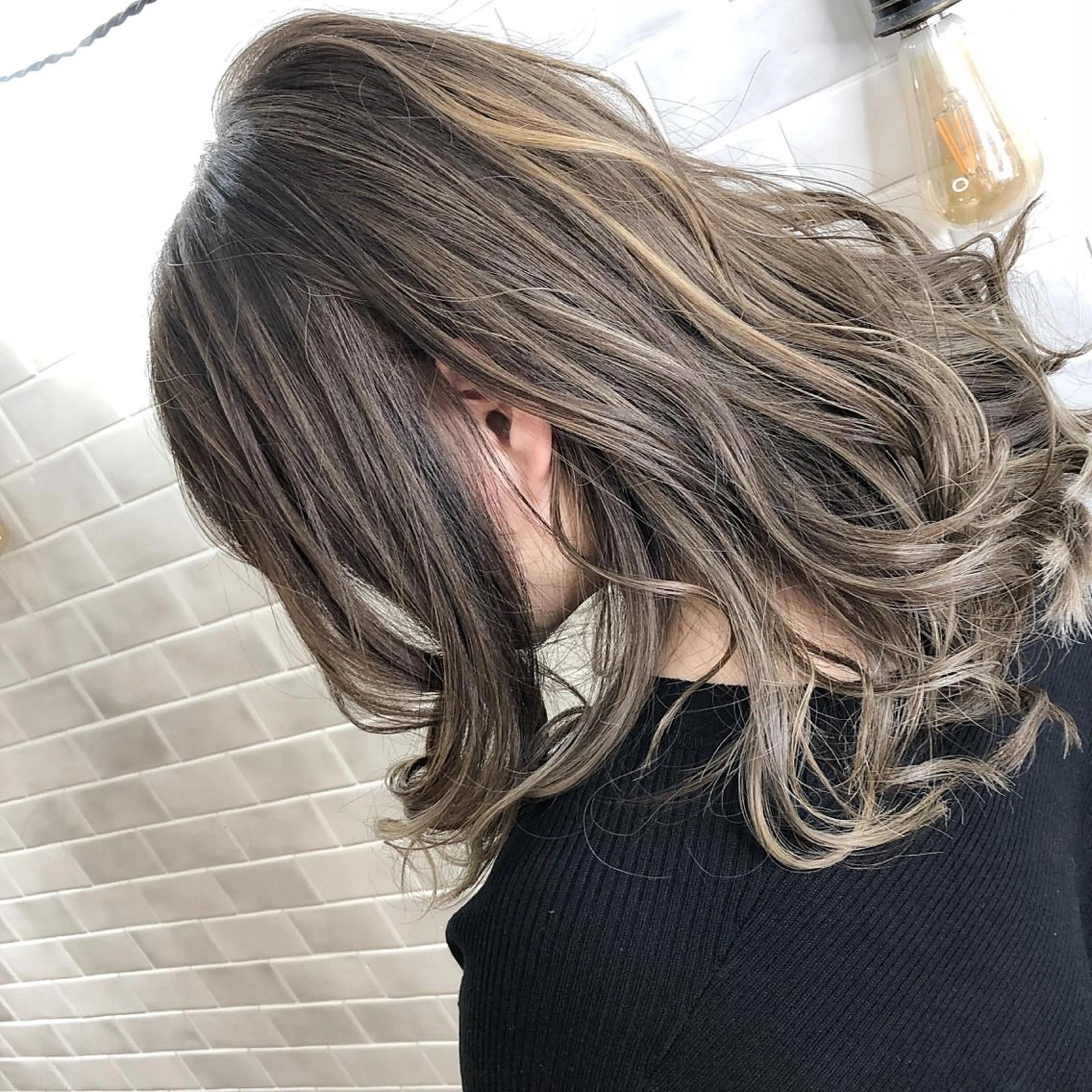 セミロング カラー アッシュ ベージュカラー ハイライトカラー ハイライト カット ヘアカラー トリートメント 奥田 恵樹のヘアスタイル