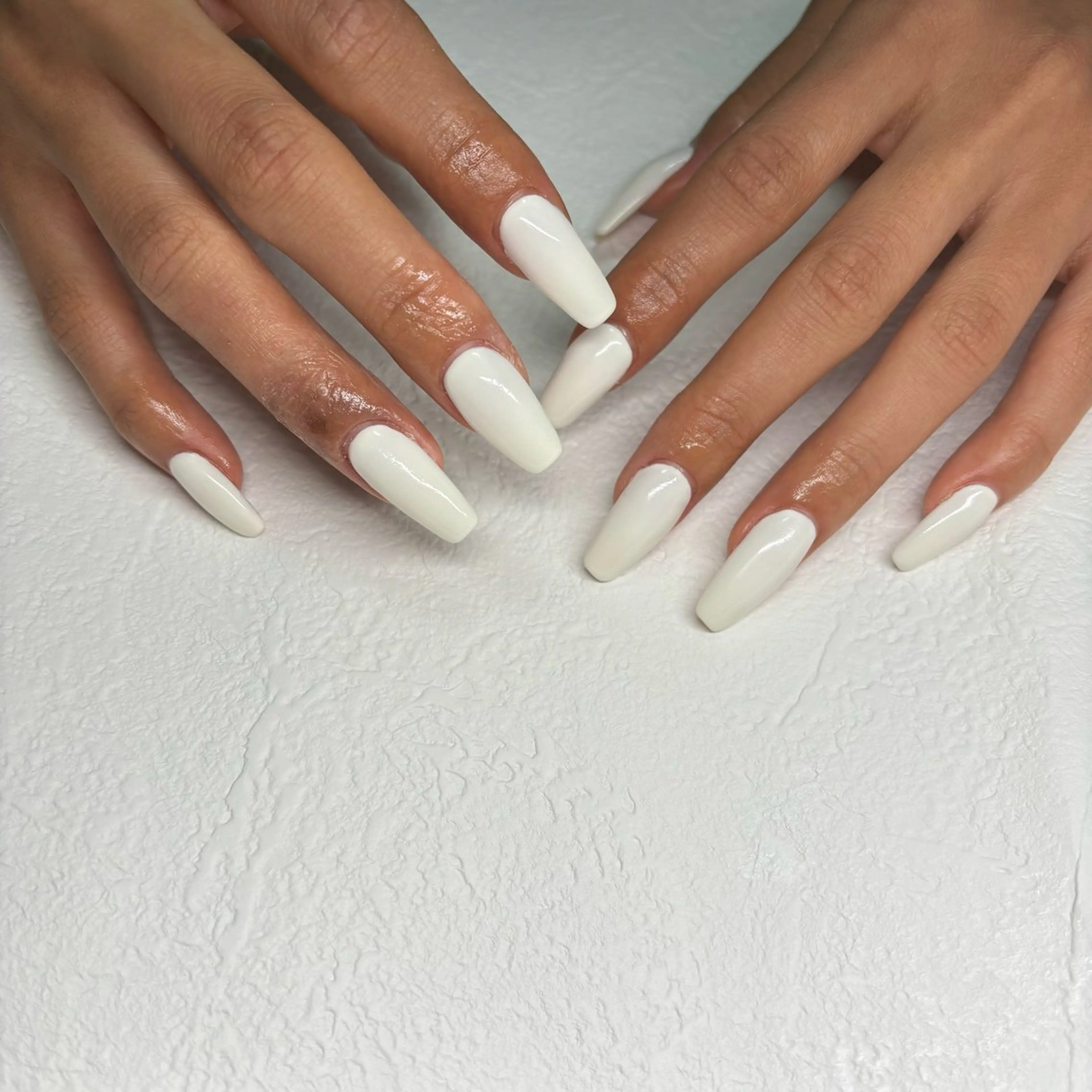 ネイル スカルプネイル ホワイト ハンドネイル RE💟N.NAIL ラテン系お姉さんのネイルデザイン