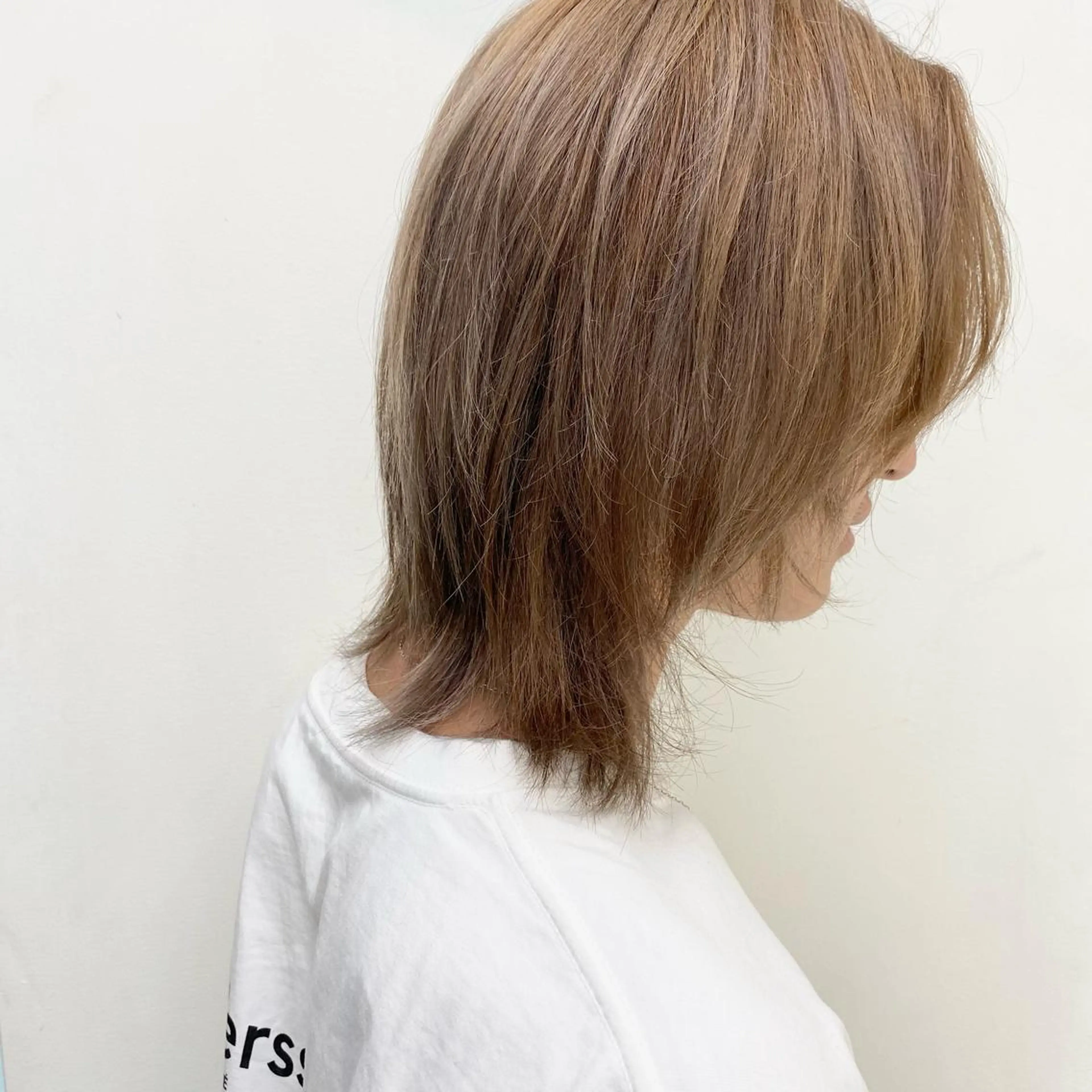 カラー ベージュカラー ブリーチ ミルクティーベージュ 韓国ヘア レイヤーカットのヘアスタイル