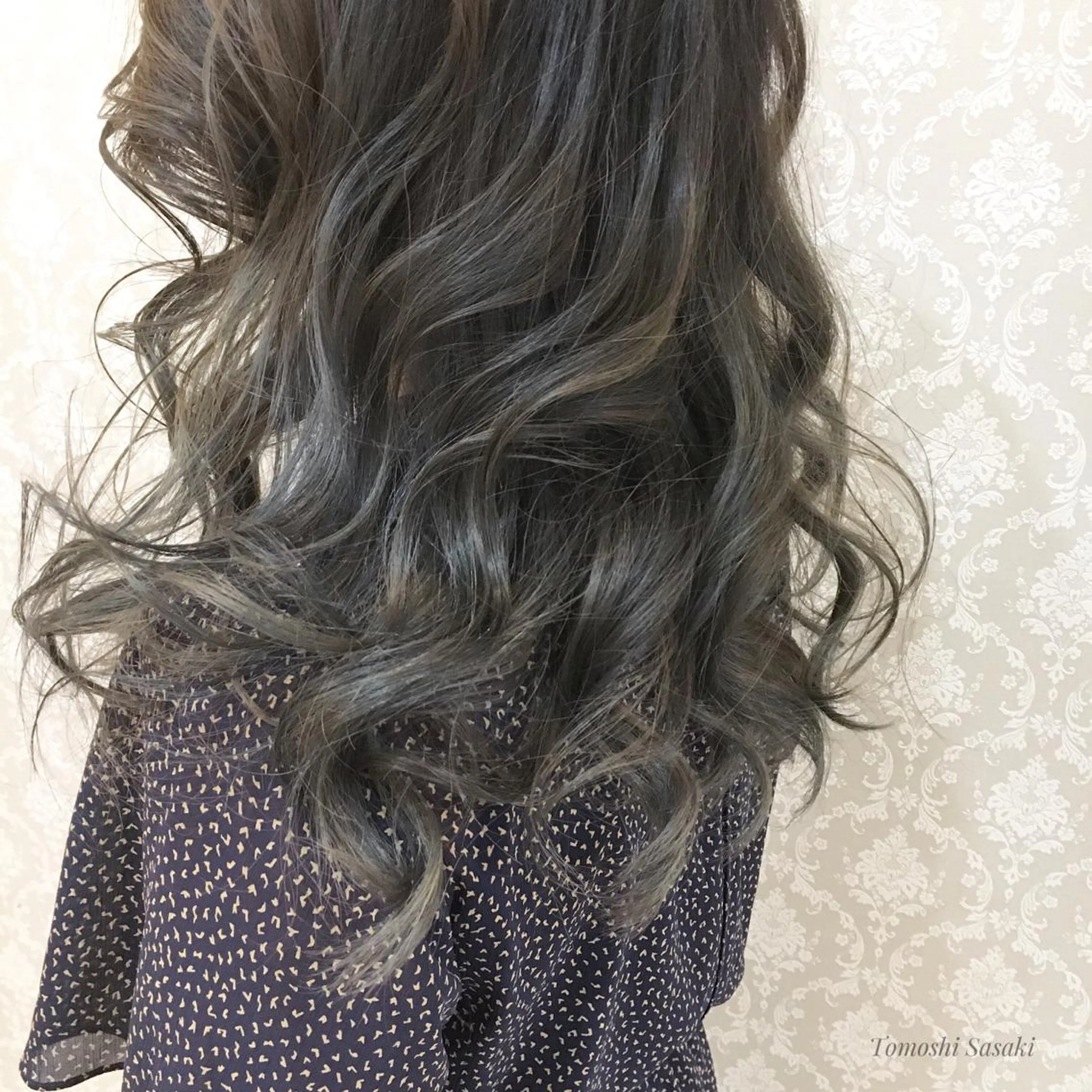 カラー バレイヤージュ 透明感カラー ダークグレー ササキ トモシのヘアスタイル