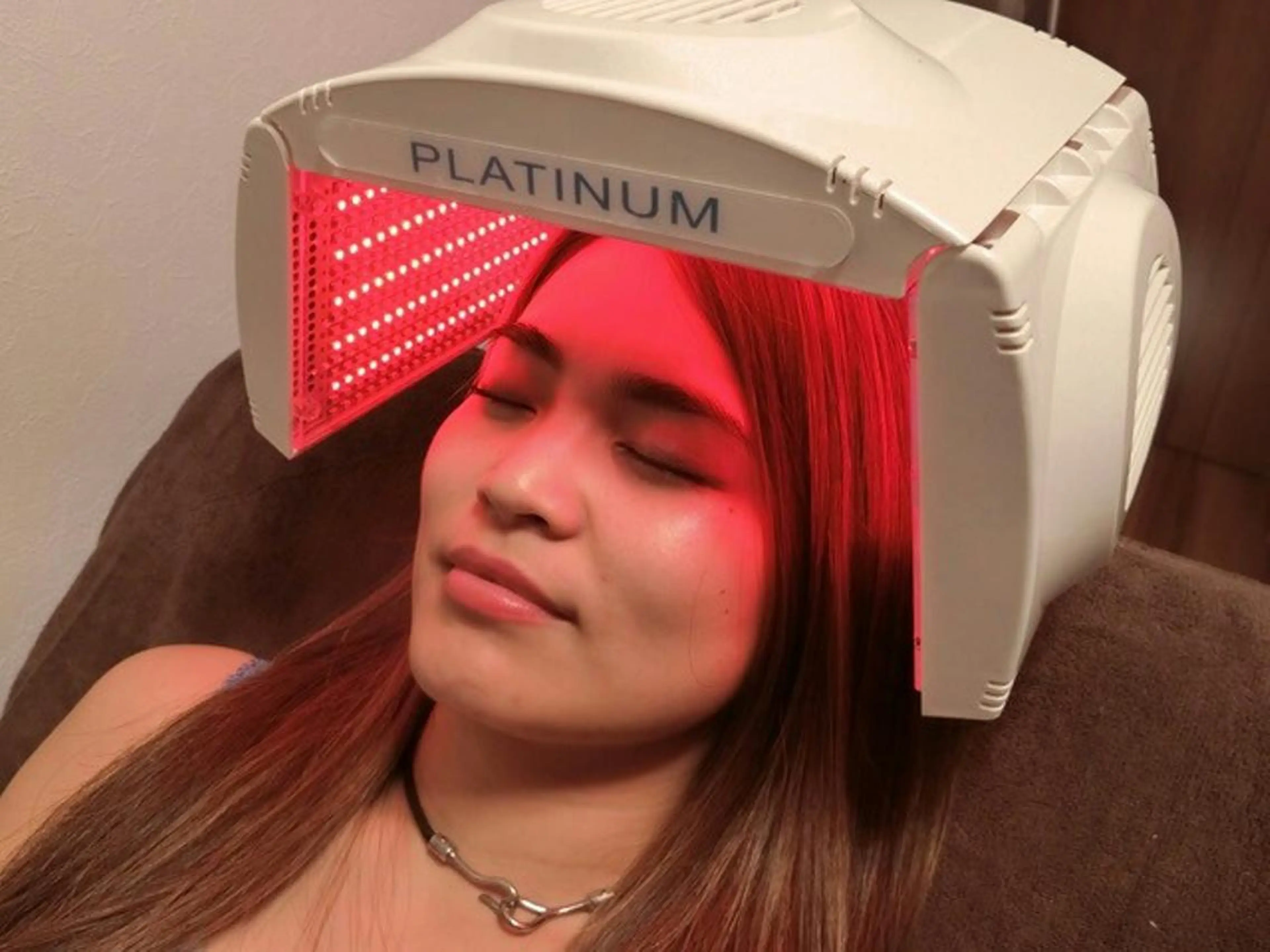 《頭皮のスカルプケア》赤色LED20分照射➕高性能原料によるスカルプエッセンスを塗布後+10分照射（計30分照射）の写真