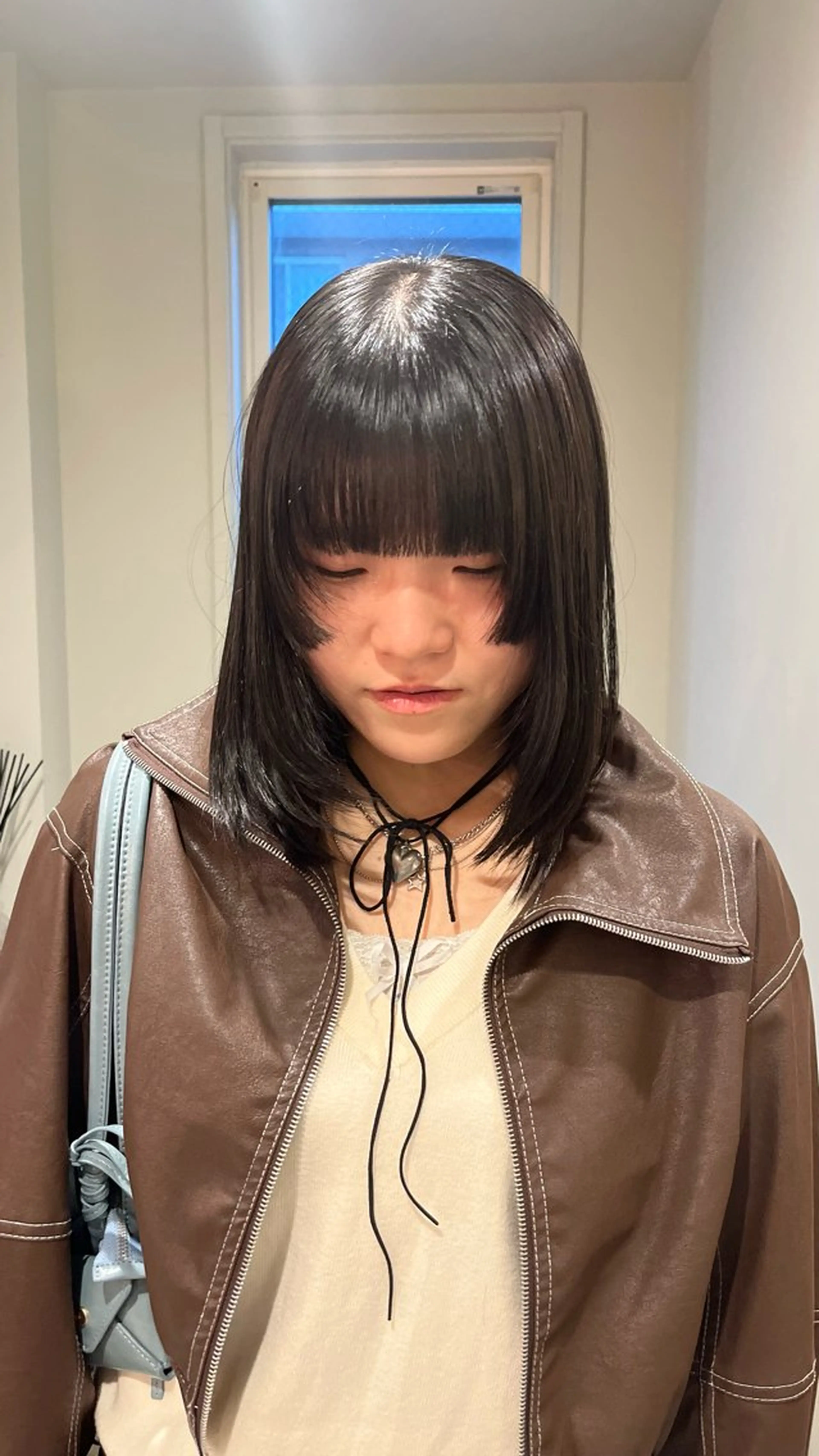 ミディアム 顔周りカット カット ヘアカラー トリートメント YUI／レイヤー カット/透明感カラーのヘアスタイル