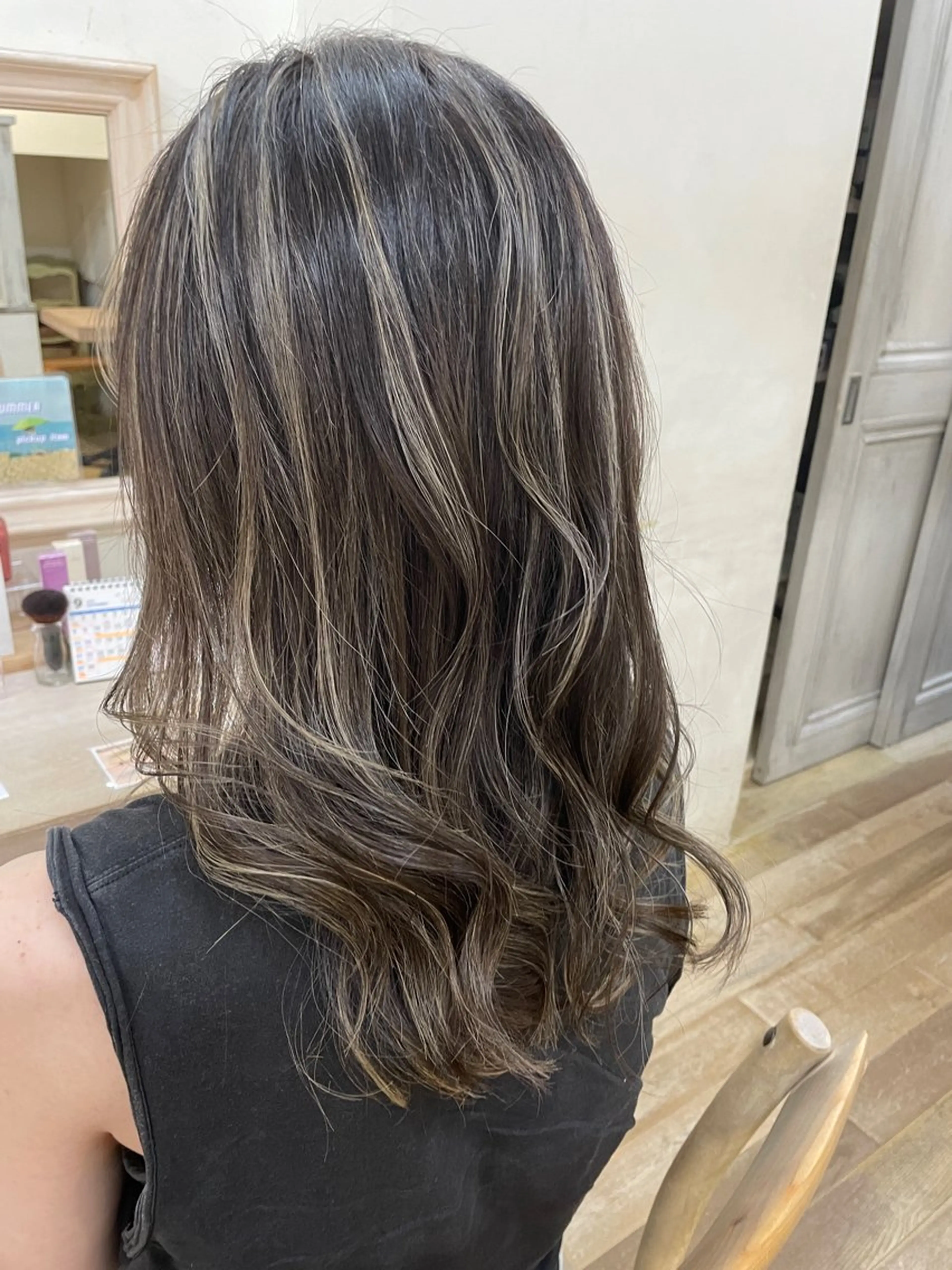 セミロング ハイライト 玉邑 美菜のヘアスタイル