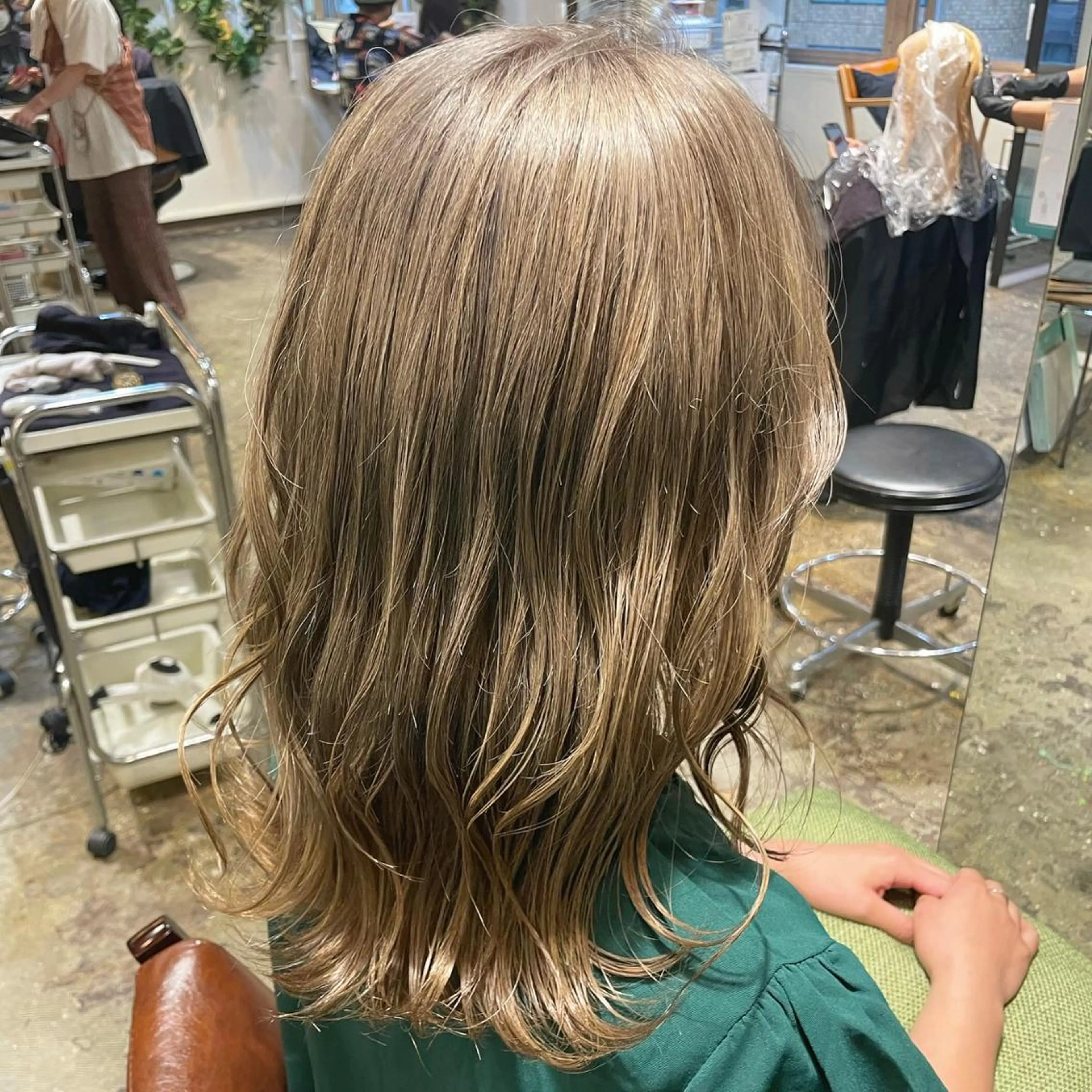 ミディアム カラー ヘアアレンジ ベージュカラー ブリーチ ホワイトベージュ カット ヘアカラー トリートメント 🇰🇷韓国スタイル レイヤー/ayanaのヘアスタイル