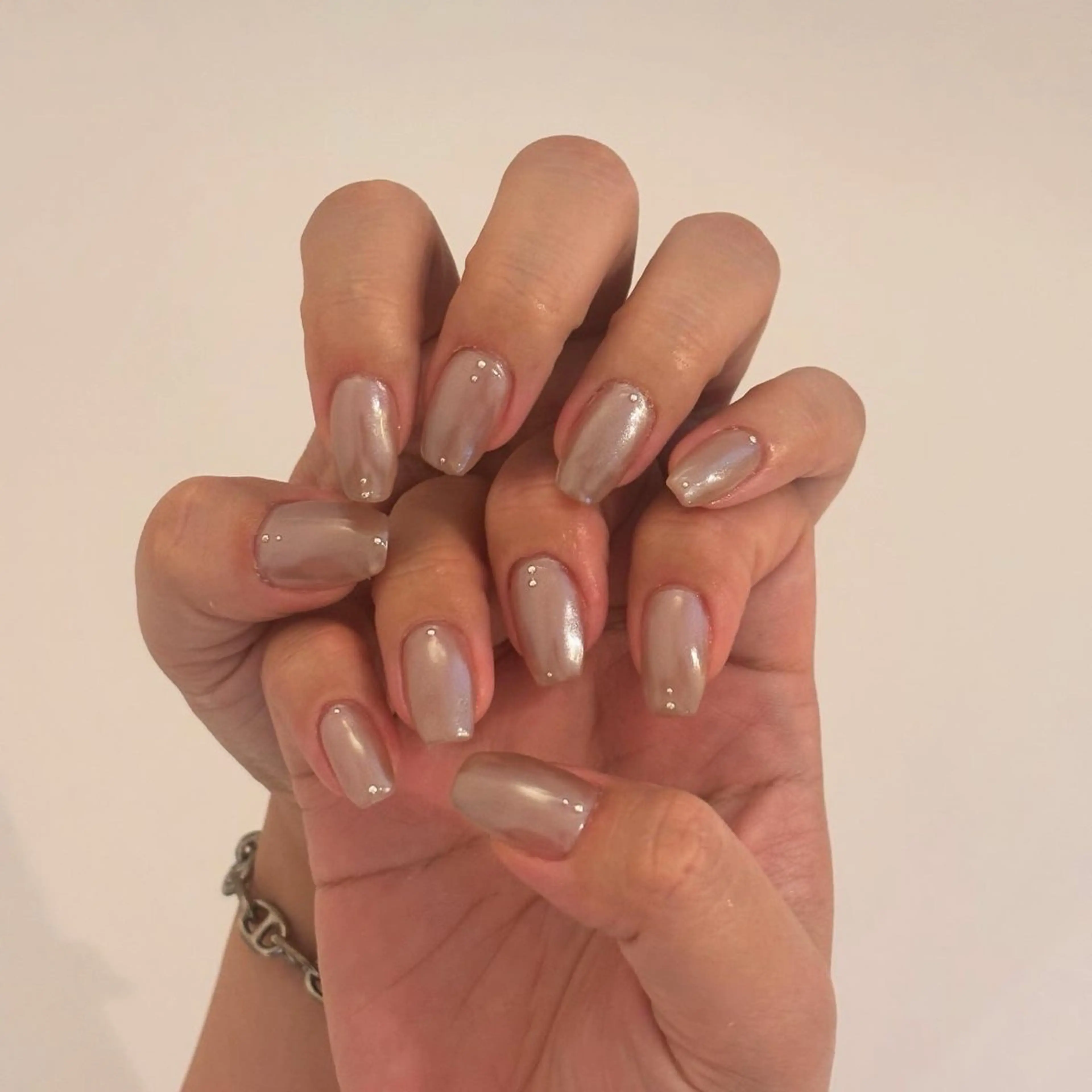 ネイル シルバー ホワイト ハンドネイル Elio所属・Elio 国泰寺のネイルデザイン