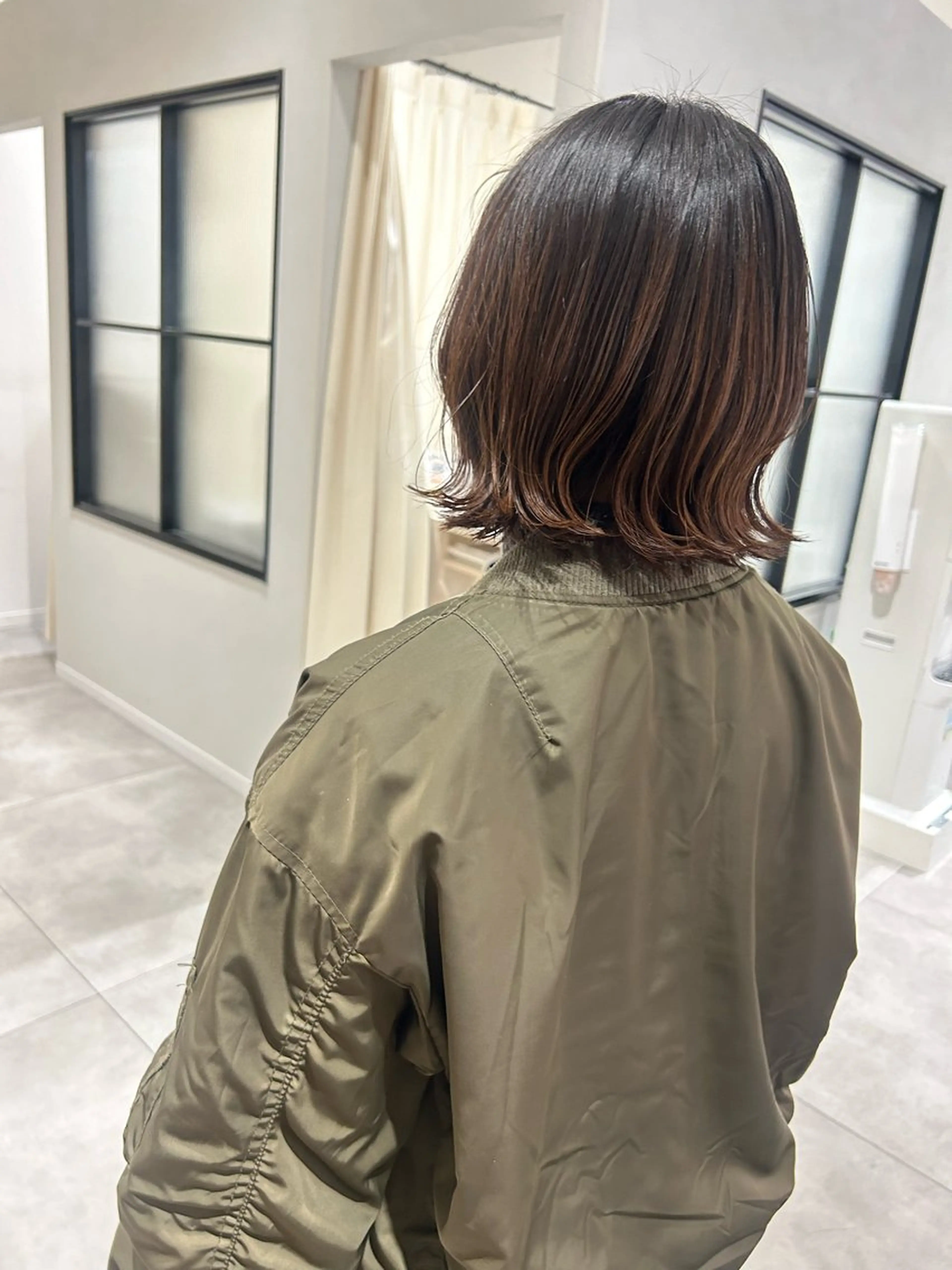 ミディアム 外ハネヘア カット オリーブベージュ/ ブリーチなし透明感のヘアスタイル