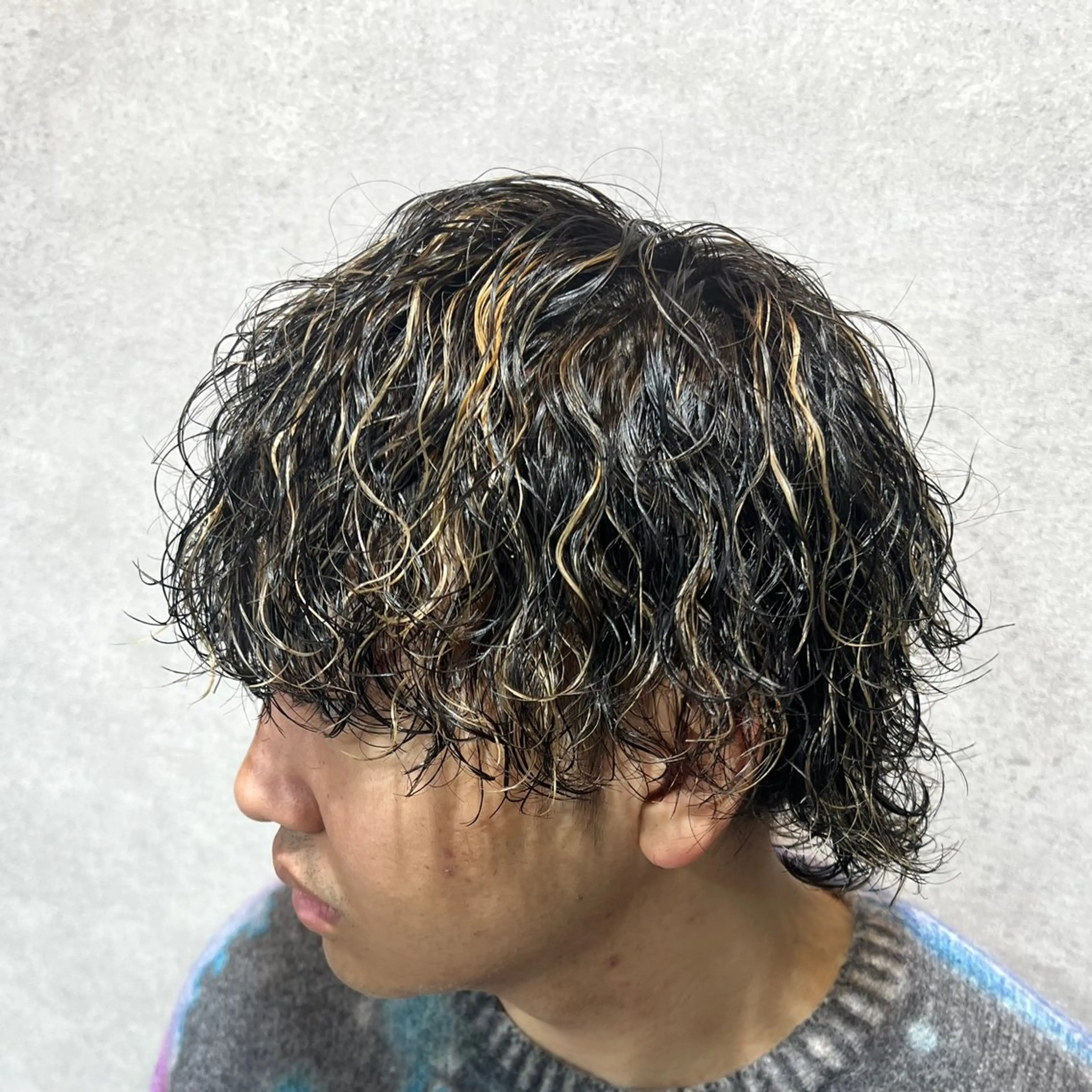 ショート カラー パーマ ヘアアレンジ メンズ センターパート メンズハイライト メンズメッシュ マッシュ メンズパーマ カット パーマ トリートメント ヘッドスパ ヘアセット 仕上がり満足度No. 1🔥BLUCK🔥のヘアスタイル