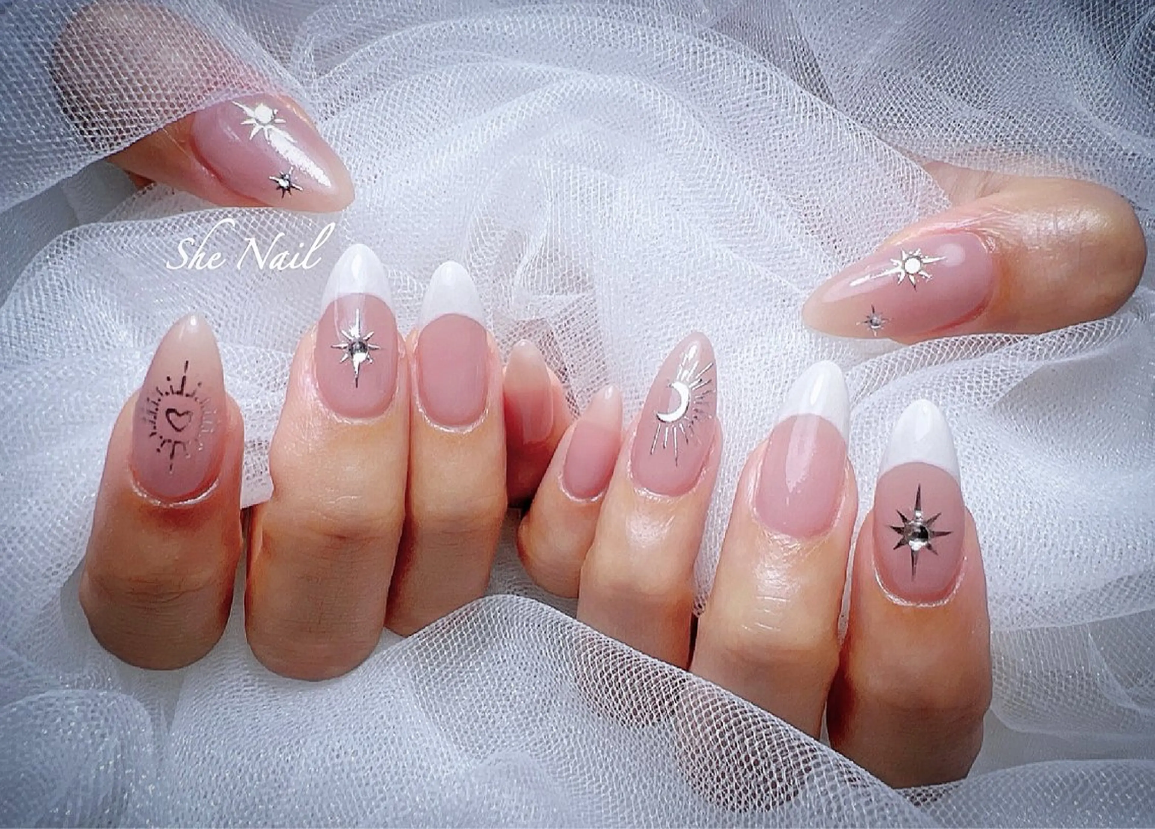 ネイル チークネイル 長さ出し フレンチネイル グラデーション ラメ(グリッター) ハンドネイル She   Nail所属・ISA_ BELLAのネイルデザイン