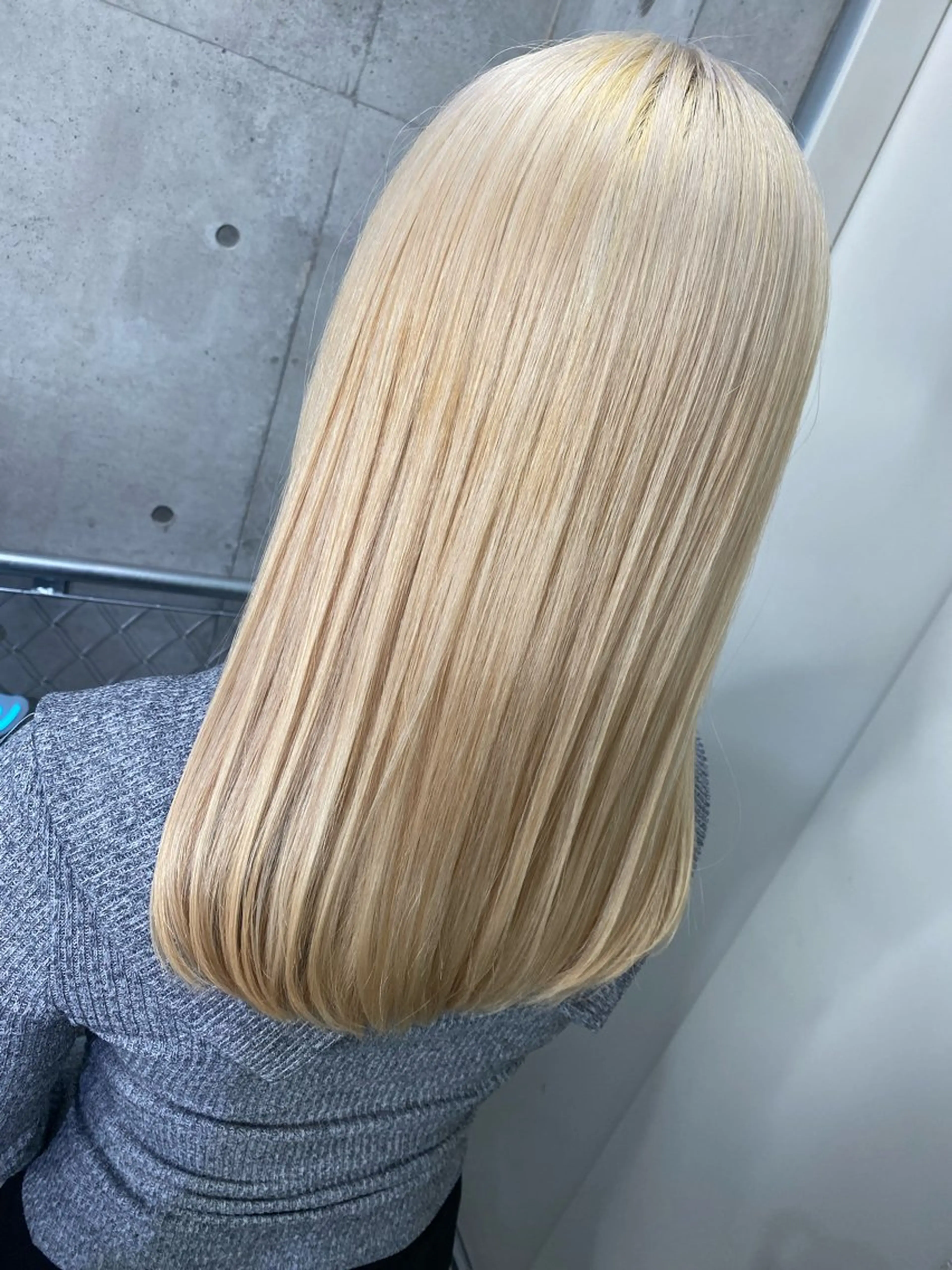 セミロング カラー 抜きっぱなしブロンド ブロンド ヘアカラー トリートメント 國分 伸也のヘアスタイル