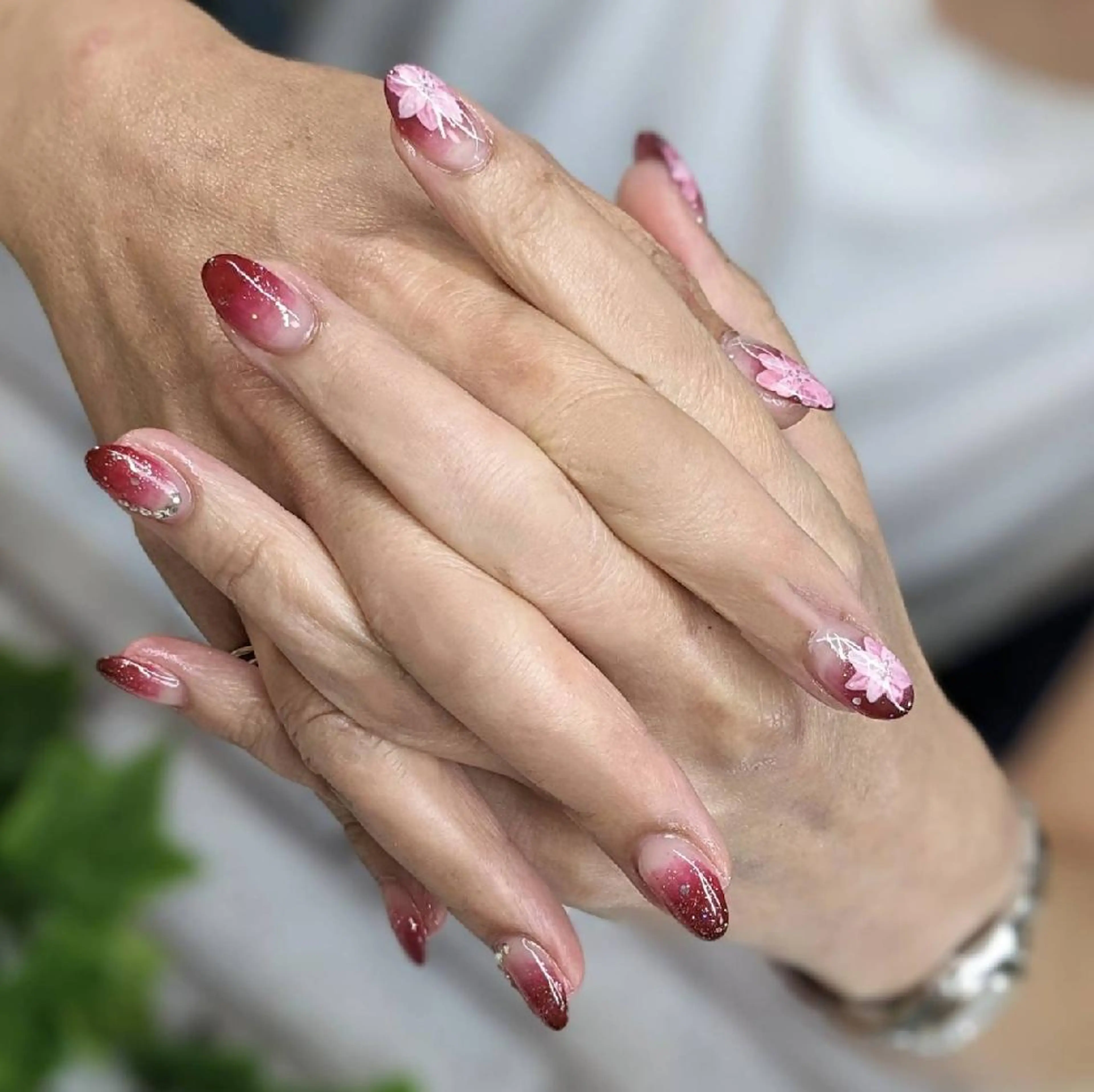 ネイル フラワーネイル グラデーション 赤色 ハンドネイル ネイルサロンベルティ .keikoのネイルデザイン