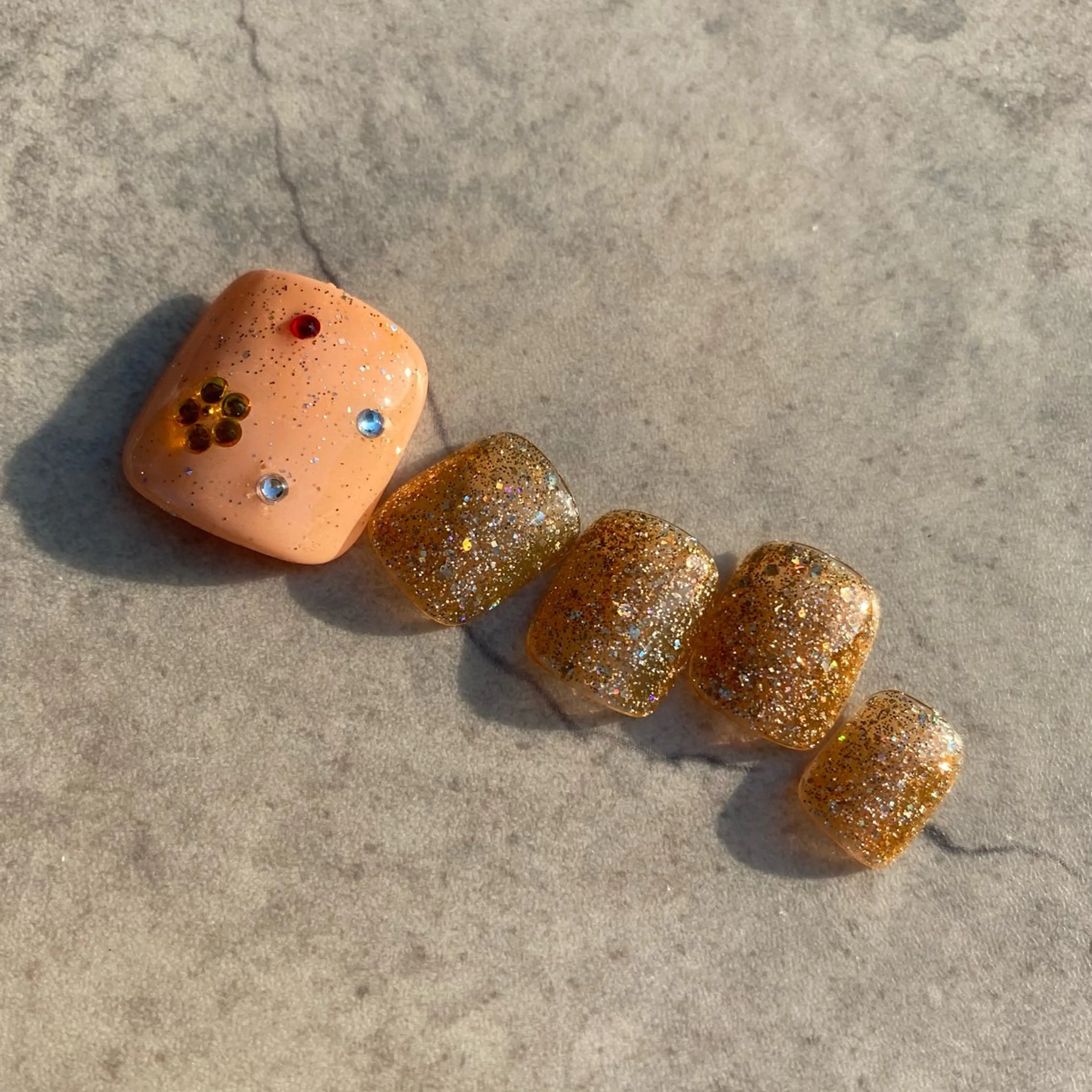 ネイル キラキラネイル オレンジ ストーンネイル フットネイル ハンドケア RaLa（ネイル&アイラッシュ）所属・🫧RaLa ⭐︎AYAKA🫧のネイルデザイン