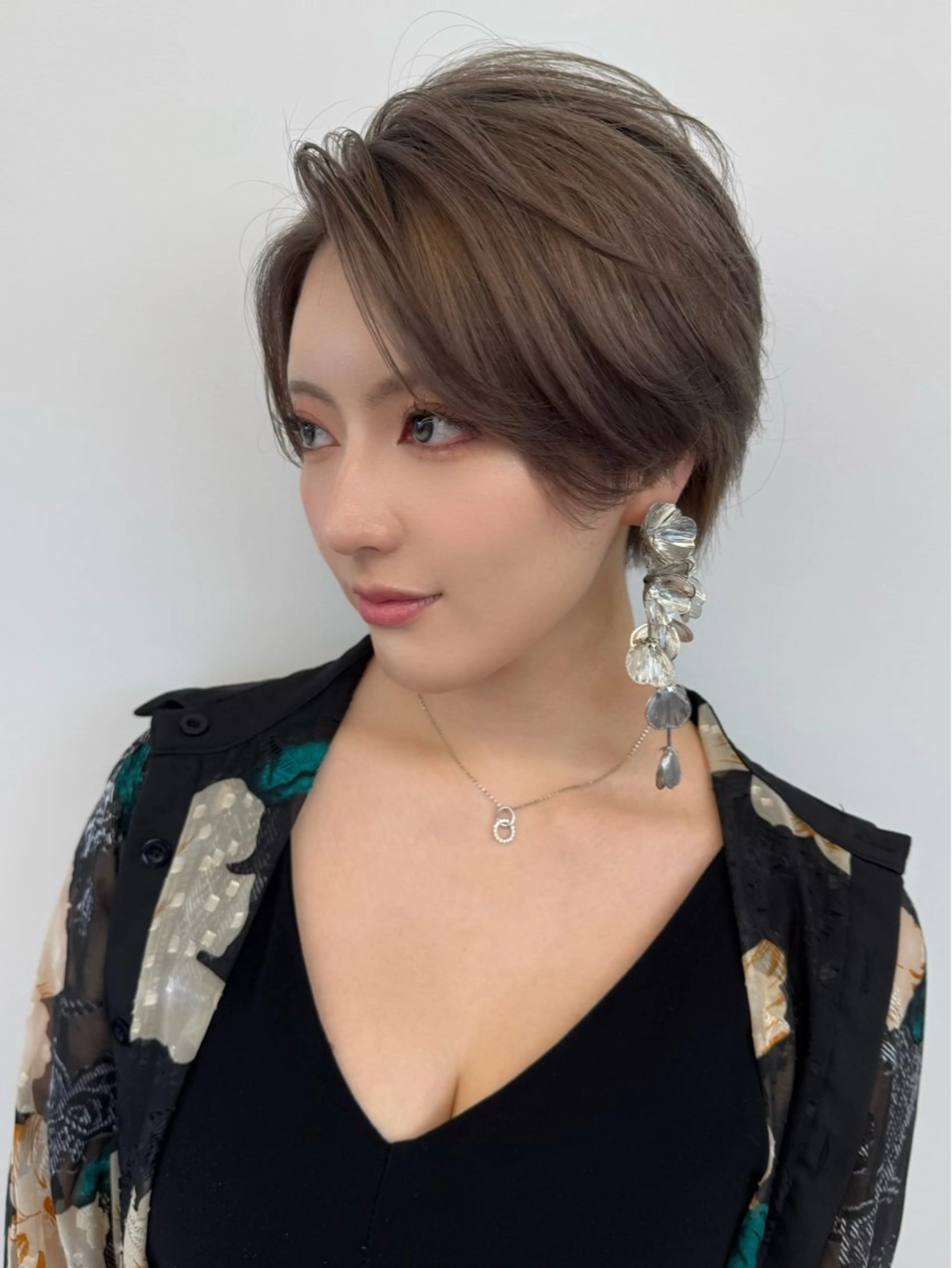 ショート カラー ブリーチ グレージュ ミルクティーグレージュ カット ヘアカラー エクステ/透明感 韓国ヘア/KENTAのヘアスタイル