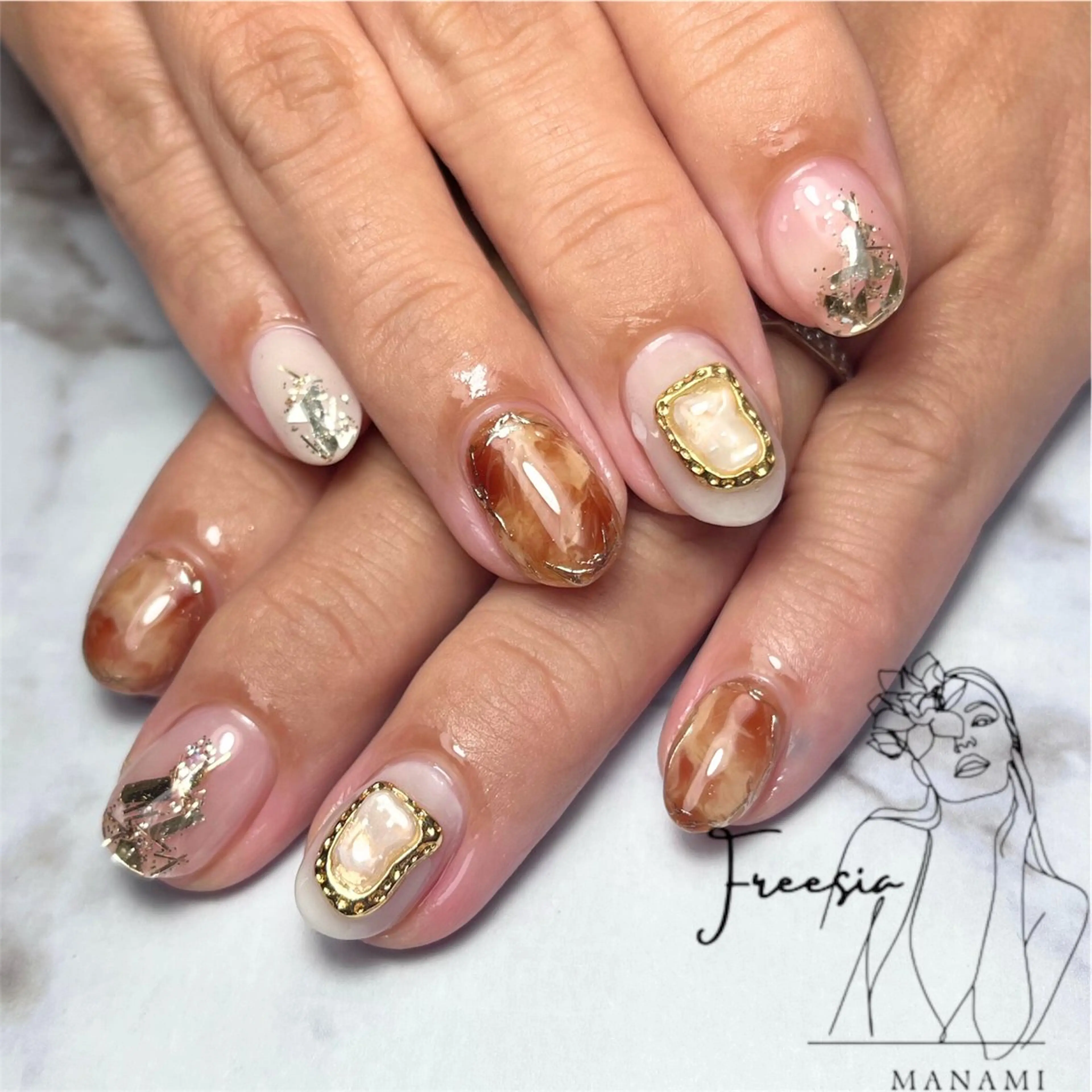 ネイル べっ甲ネイル ブラウン ラメ(グリッター) ハンドネイル freesia Manamiのネイルデザイン