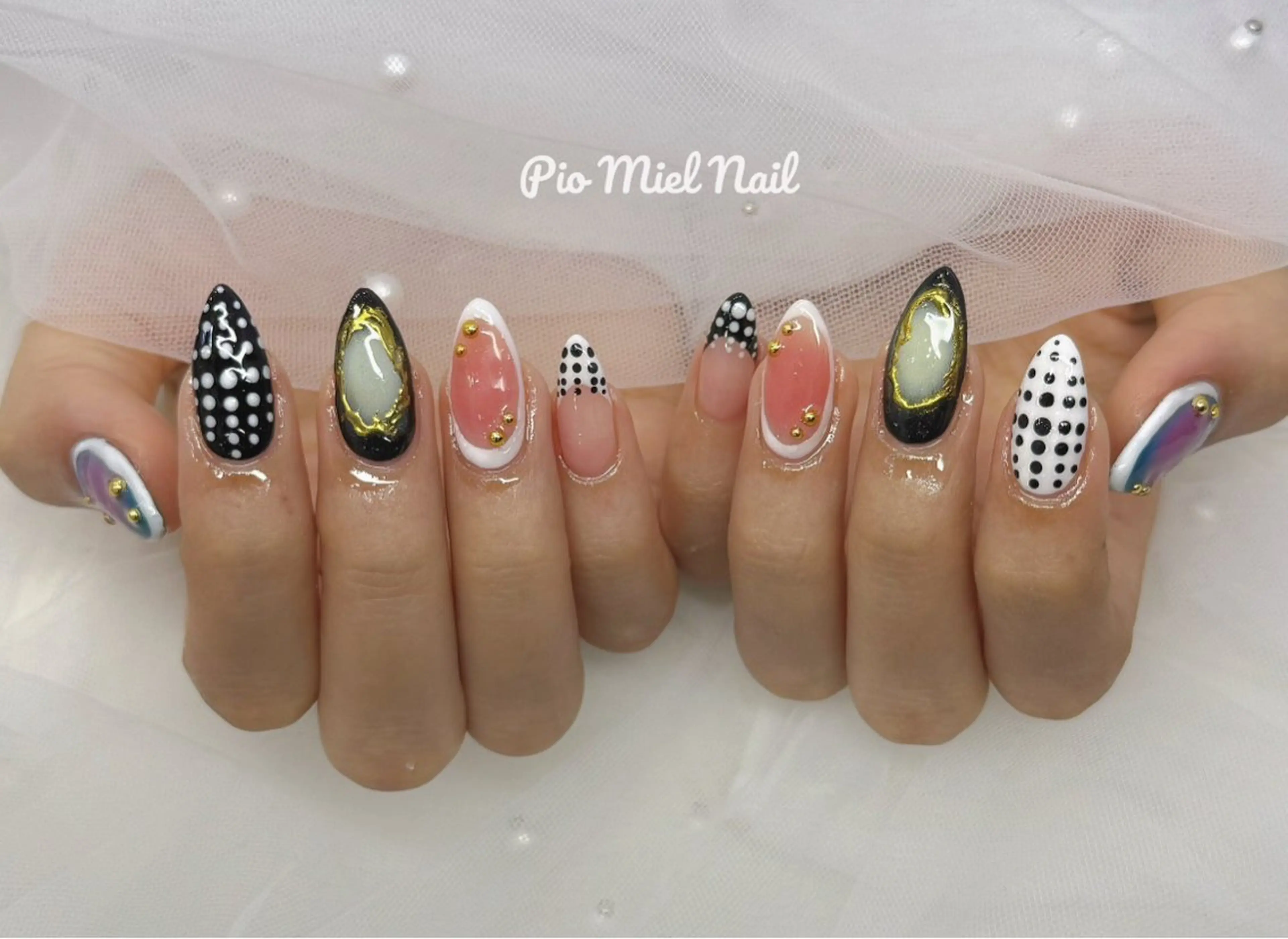 ネイル アートネイル ドット ゴールド ストーンネイル ハンドネイル momo 長さだしのネイルデザイン