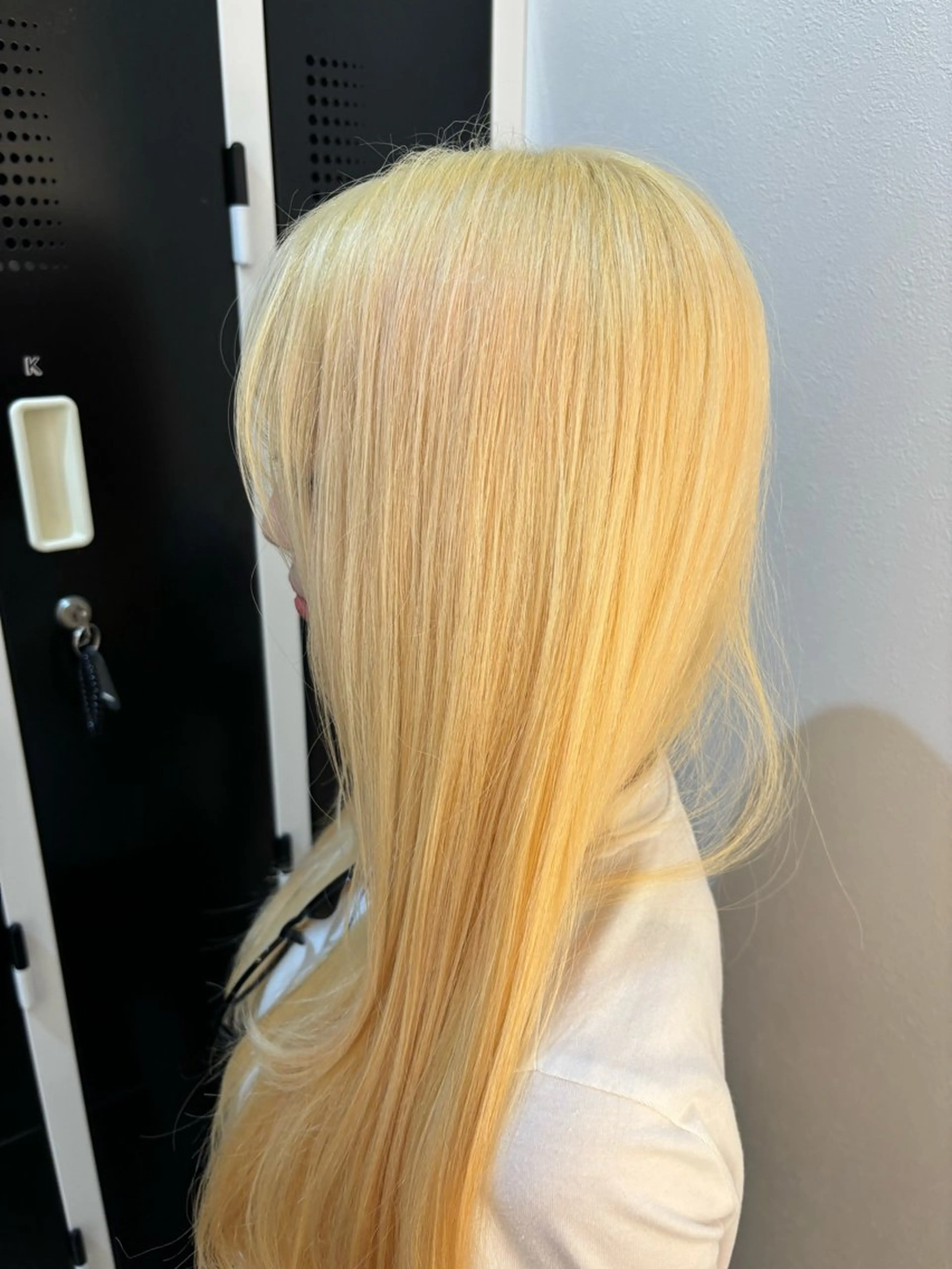 ロング カラー ブリーチ 抜きっぱなしブロンド ブロンド ヘアカラー 山崎 南乃のヘアスタイル