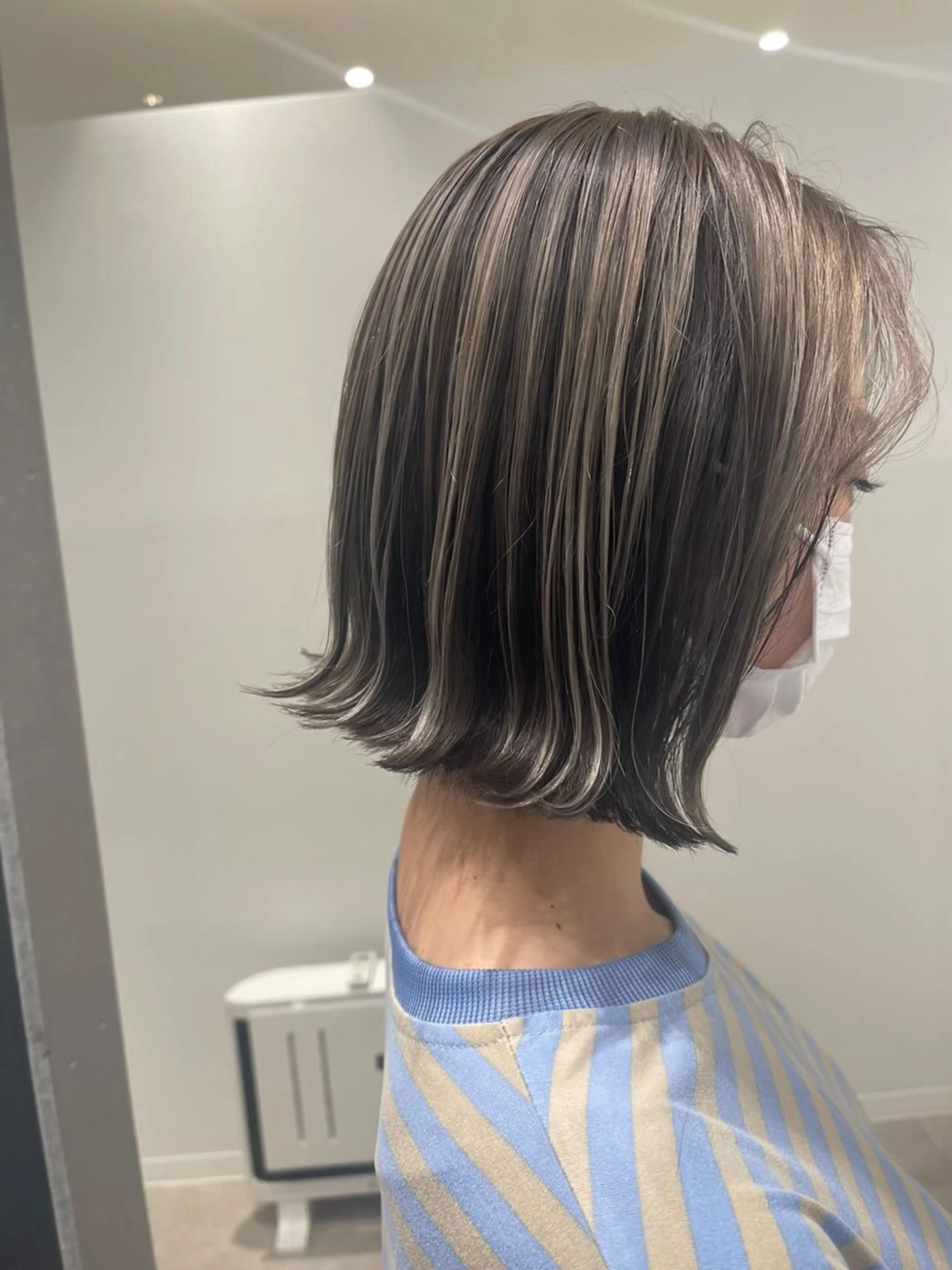 ミディアム カラー アッシュ シルバー シルバーアッシュ ヘアカラー 臺 佳連のヘアスタイル