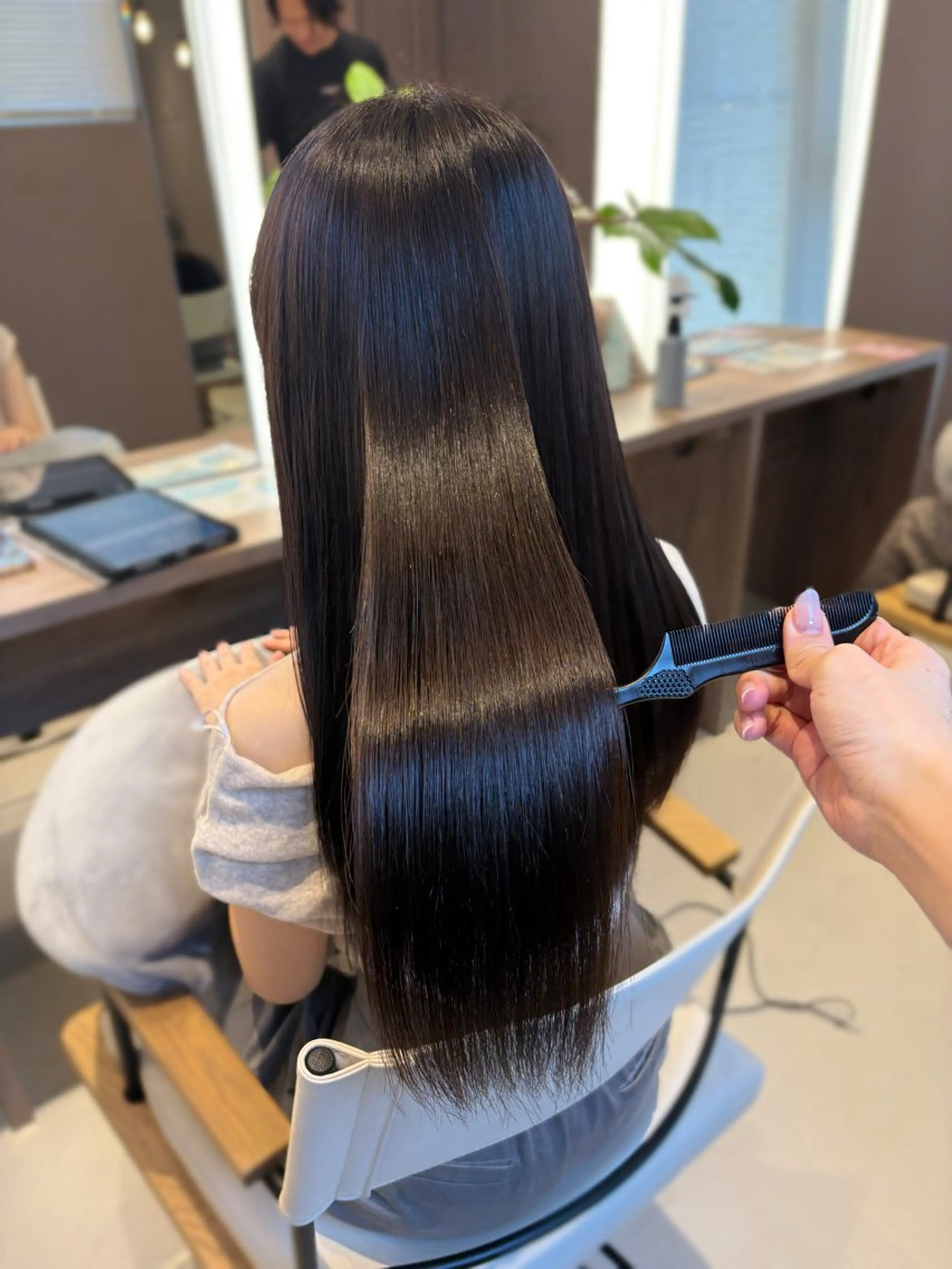 〔カット+髪質改善酸熱トリートメント〕ダメージによるうねり、広がりを抑え艶髪に✨の写真