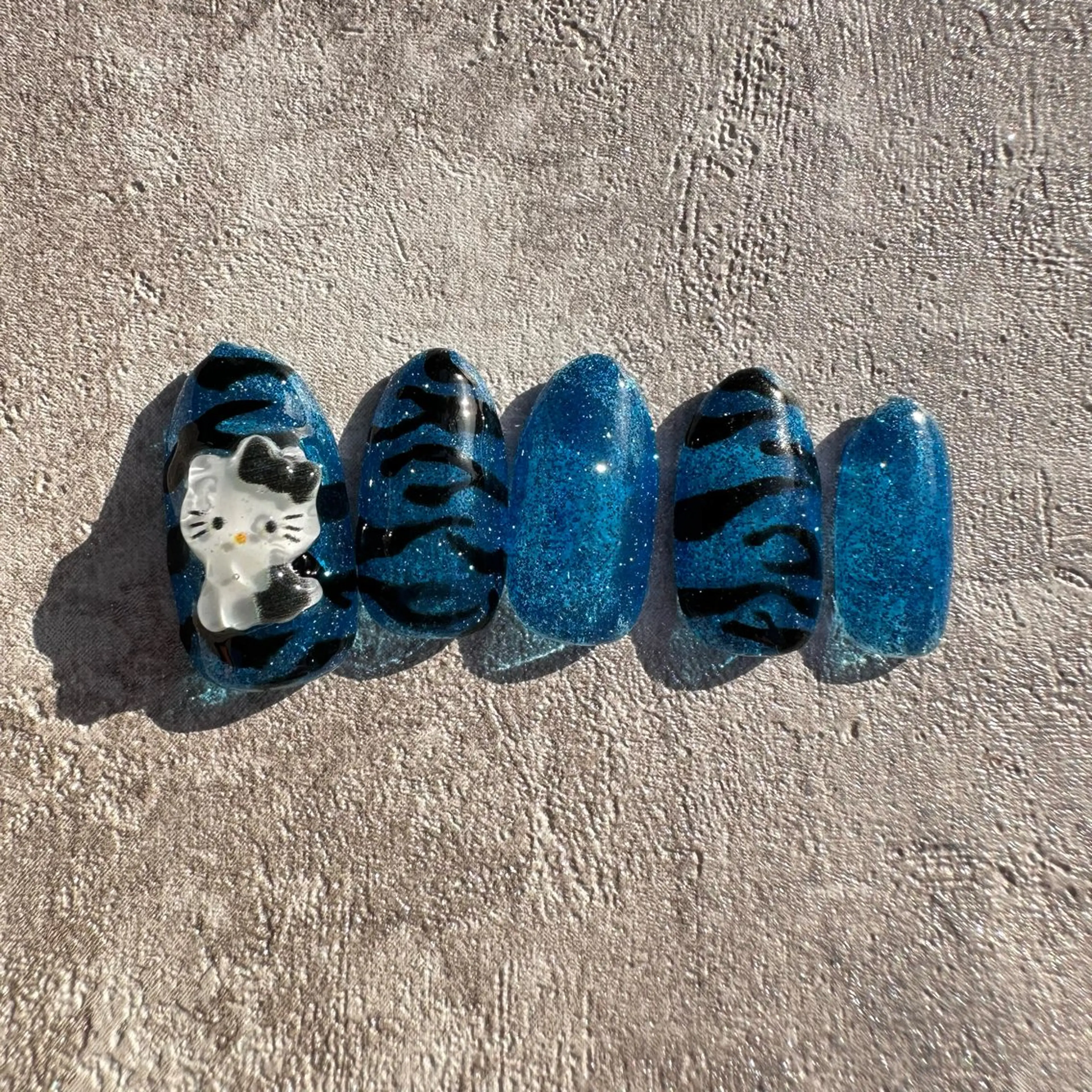 ネイル アニマル柄 キラキラネイル ハンドネイル ハンドケア RaLa（ネイル&アイラッシュ）所属・🫧RaLa ⭐︎AYAKA🫧のネイルデザイン