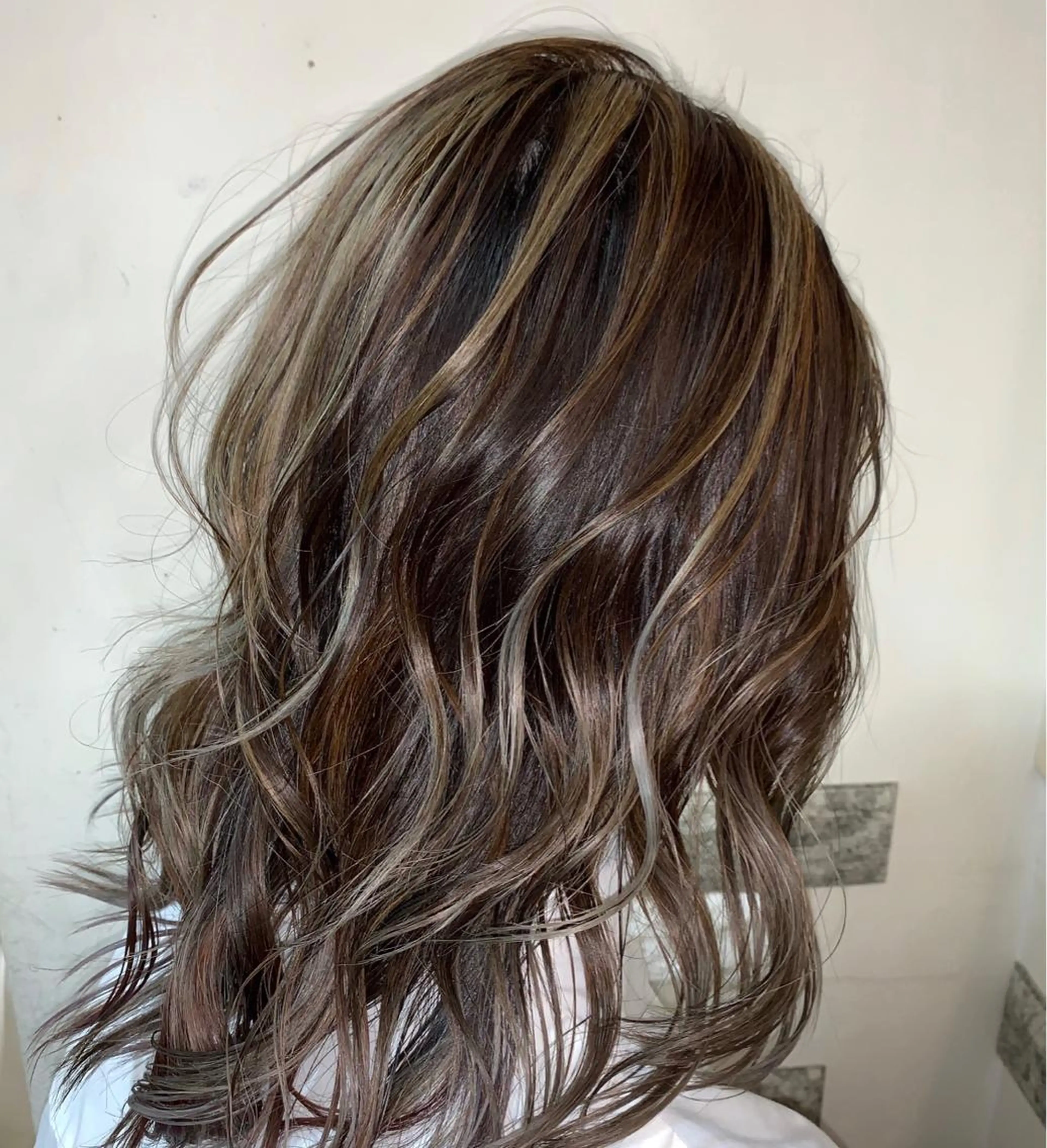 ミディアム ハイライト レイヤーカット mimiiy梅田 中崎町ハイトーンのヘアスタイル