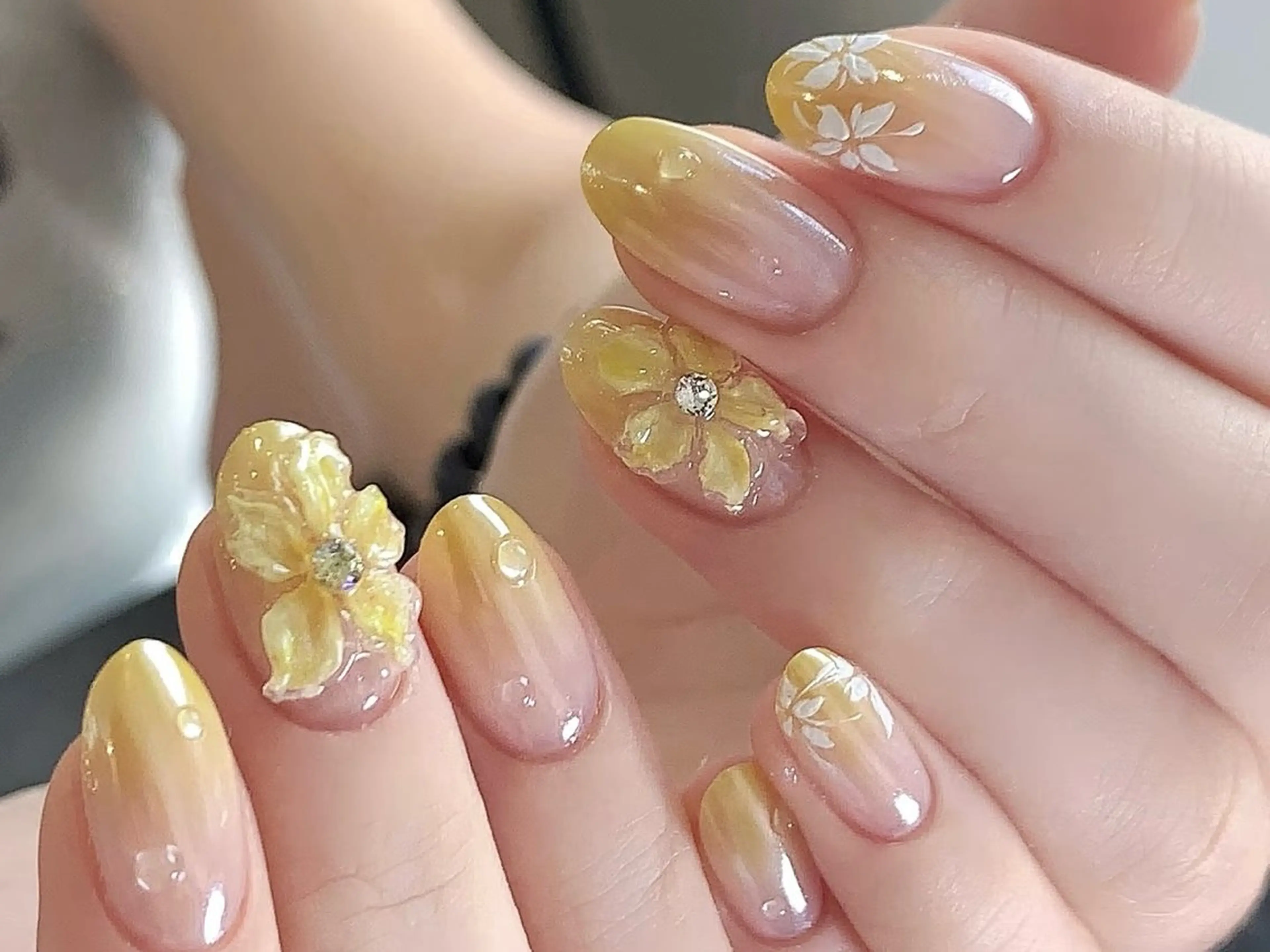 ネイル アートネイル フラワーネイル ぷっくりネイル 春ネイル 黄色 ハンドネイル ハンドケア DarkHoney 池袋店のネイルデザイン