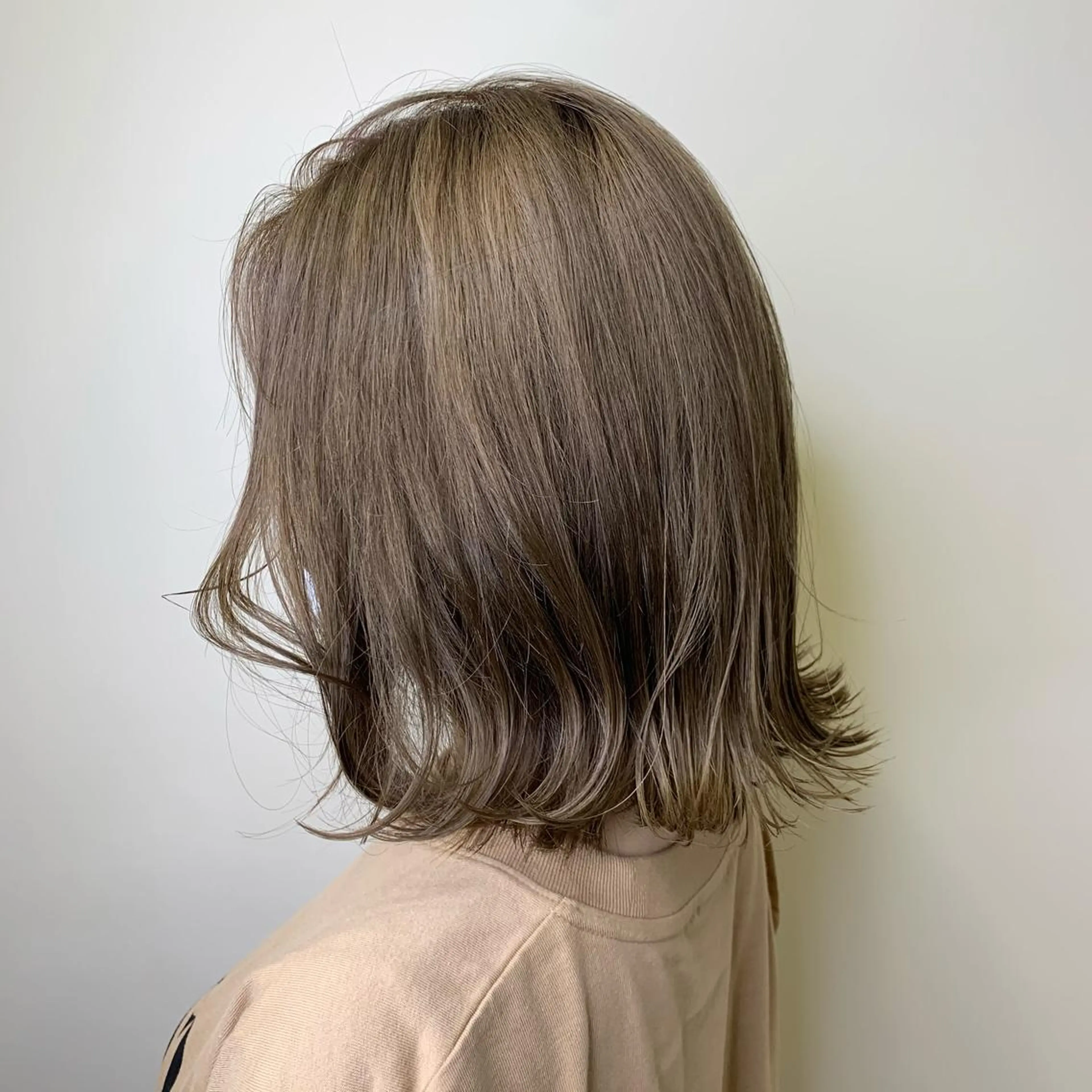 カラー ベージュカラー ミルクティーベージュ 染矢 優希のヘアスタイル