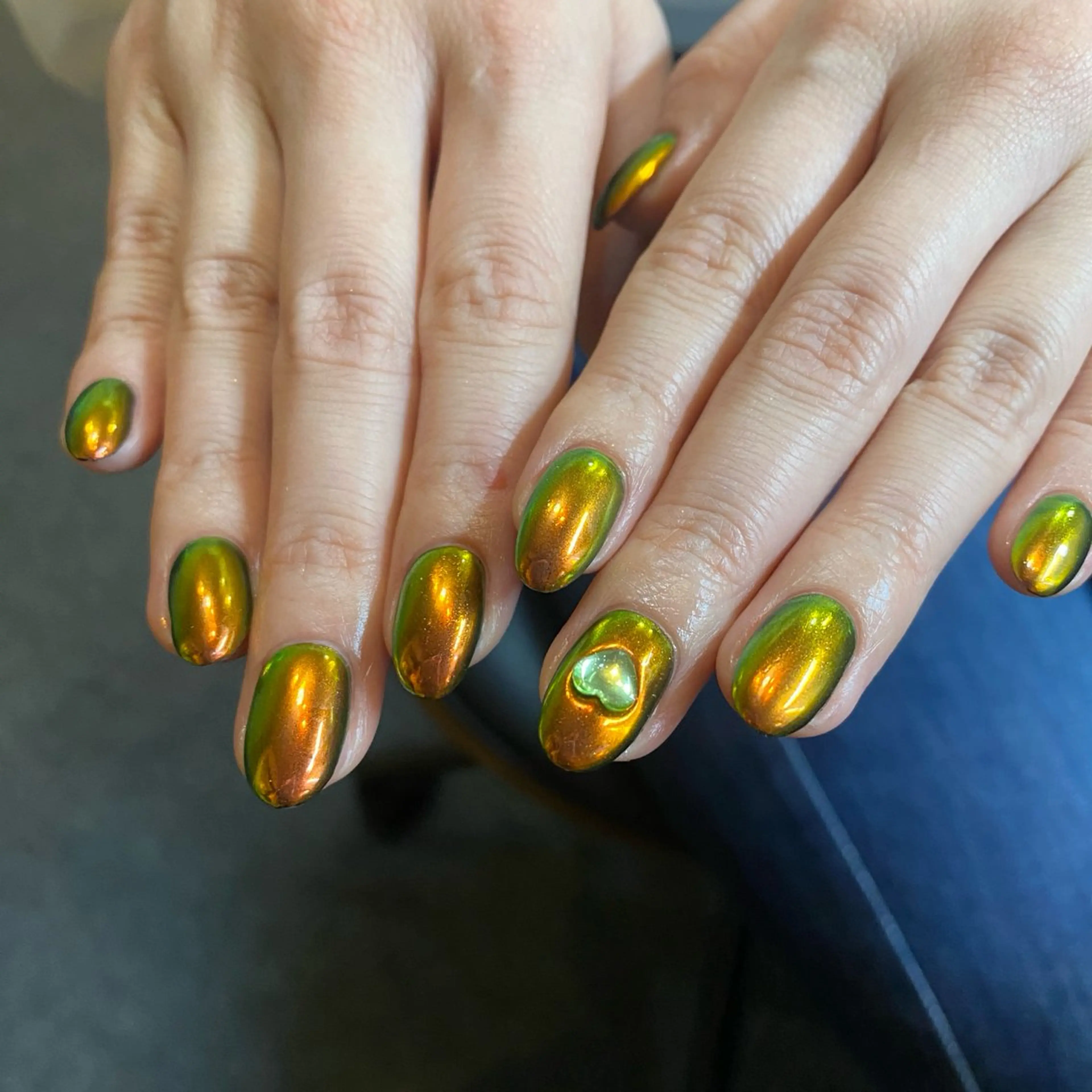 ネイル オーロラネイル グリーン キラキラネイル ミラーネイル 黄色 ハンドネイル ハンドケア 🎀NAIL🎀 AI🪄︎︎◝✩のネイルデザイン