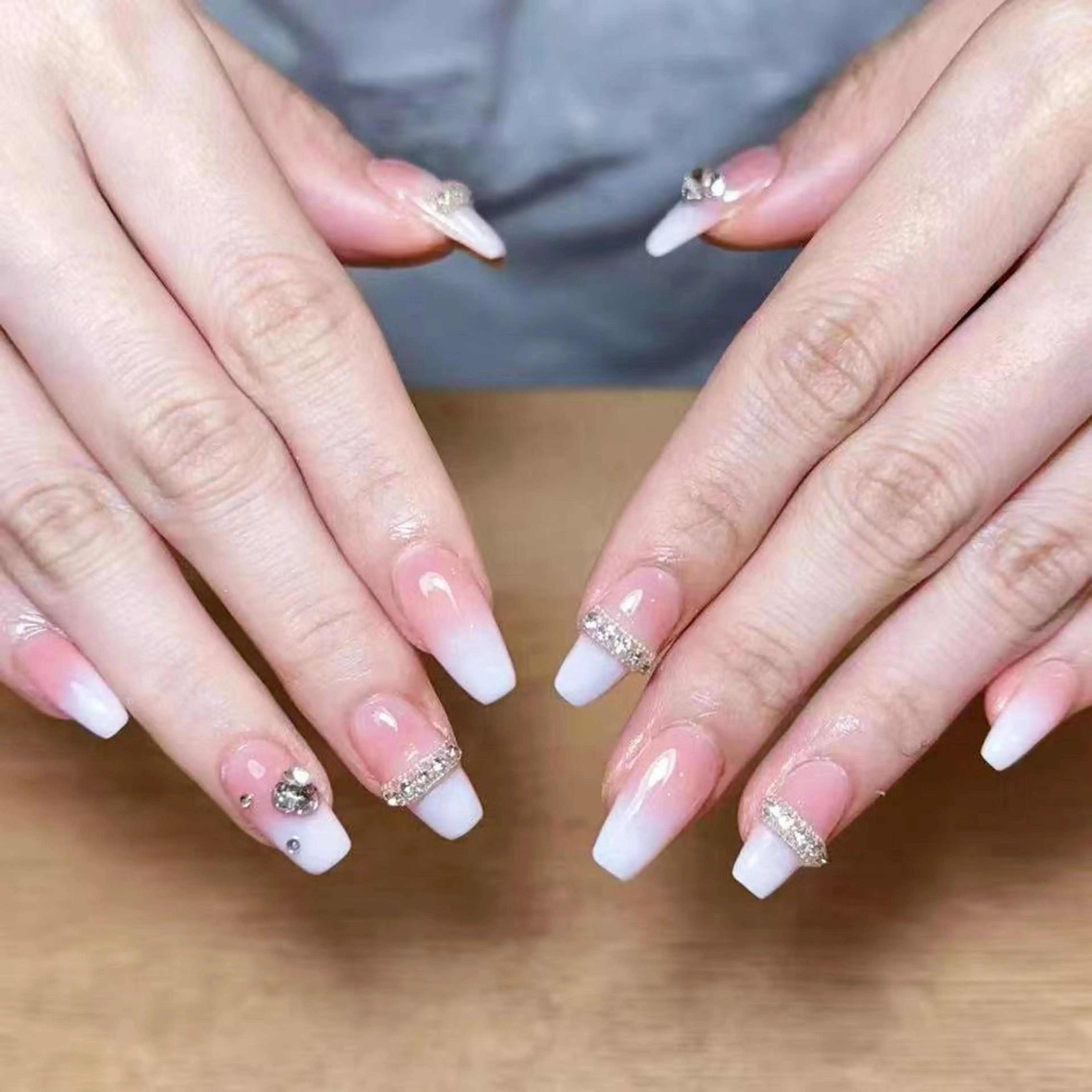 ネイル アートネイル オーロラネイル ガーリー キラキラネイル 韓国ネイル ハンドネイル yu ri 🌹のネイルデザイン