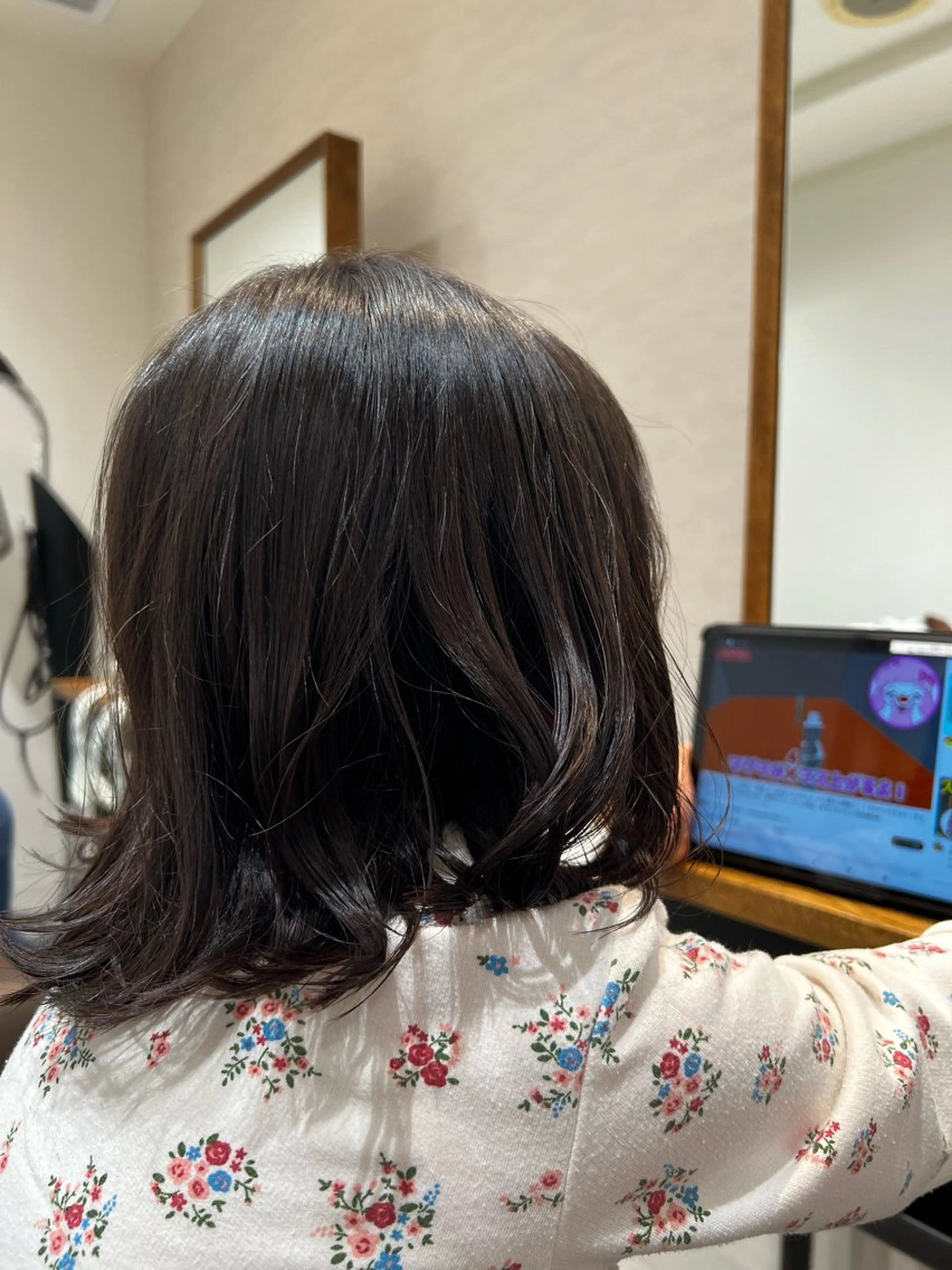 ミディアム 外ハネヘア ブリーチ/艶カラー/ Chinatsuのヘアスタイル