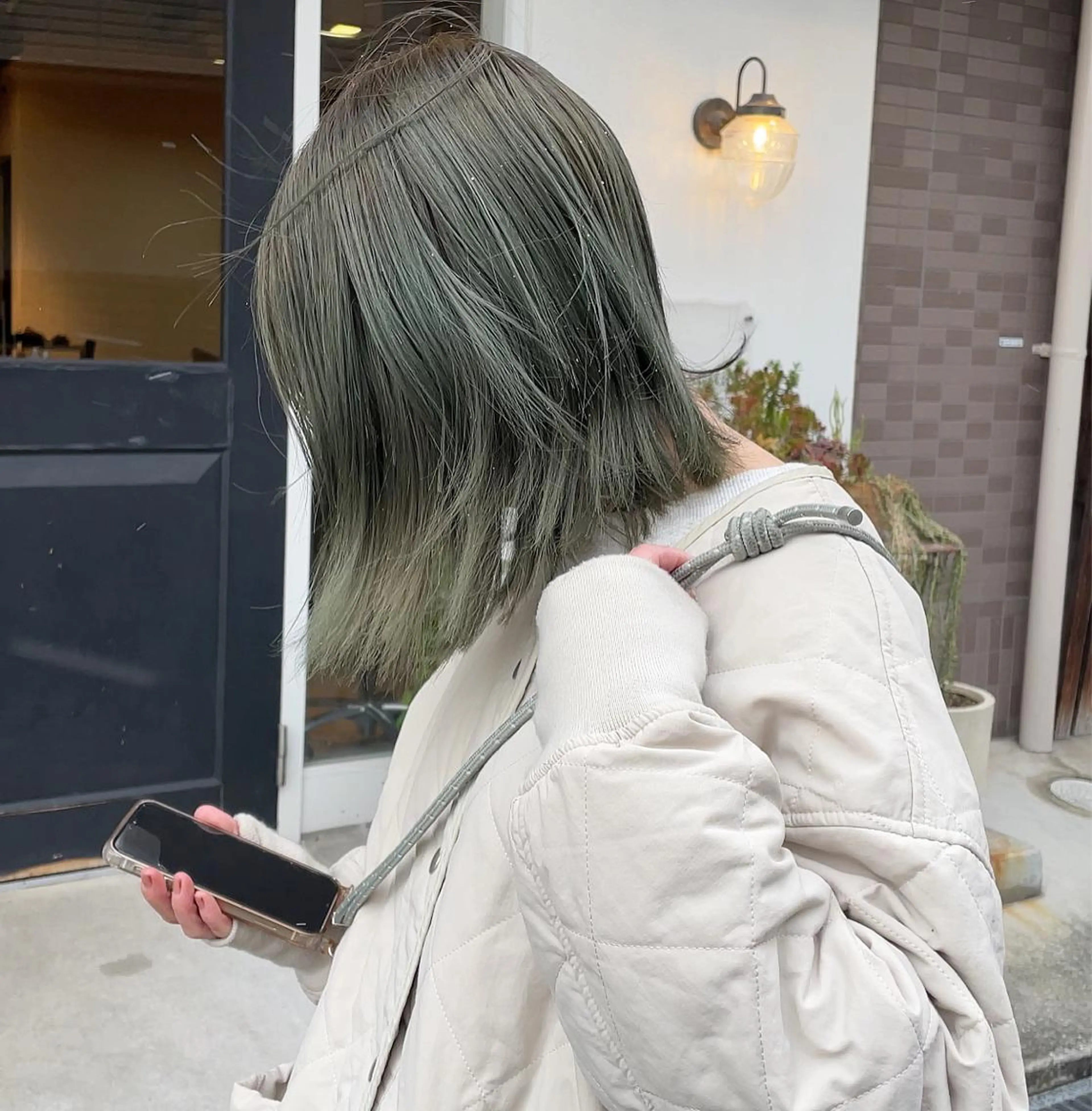 カラー 岡田 神奈のヘアスタイル